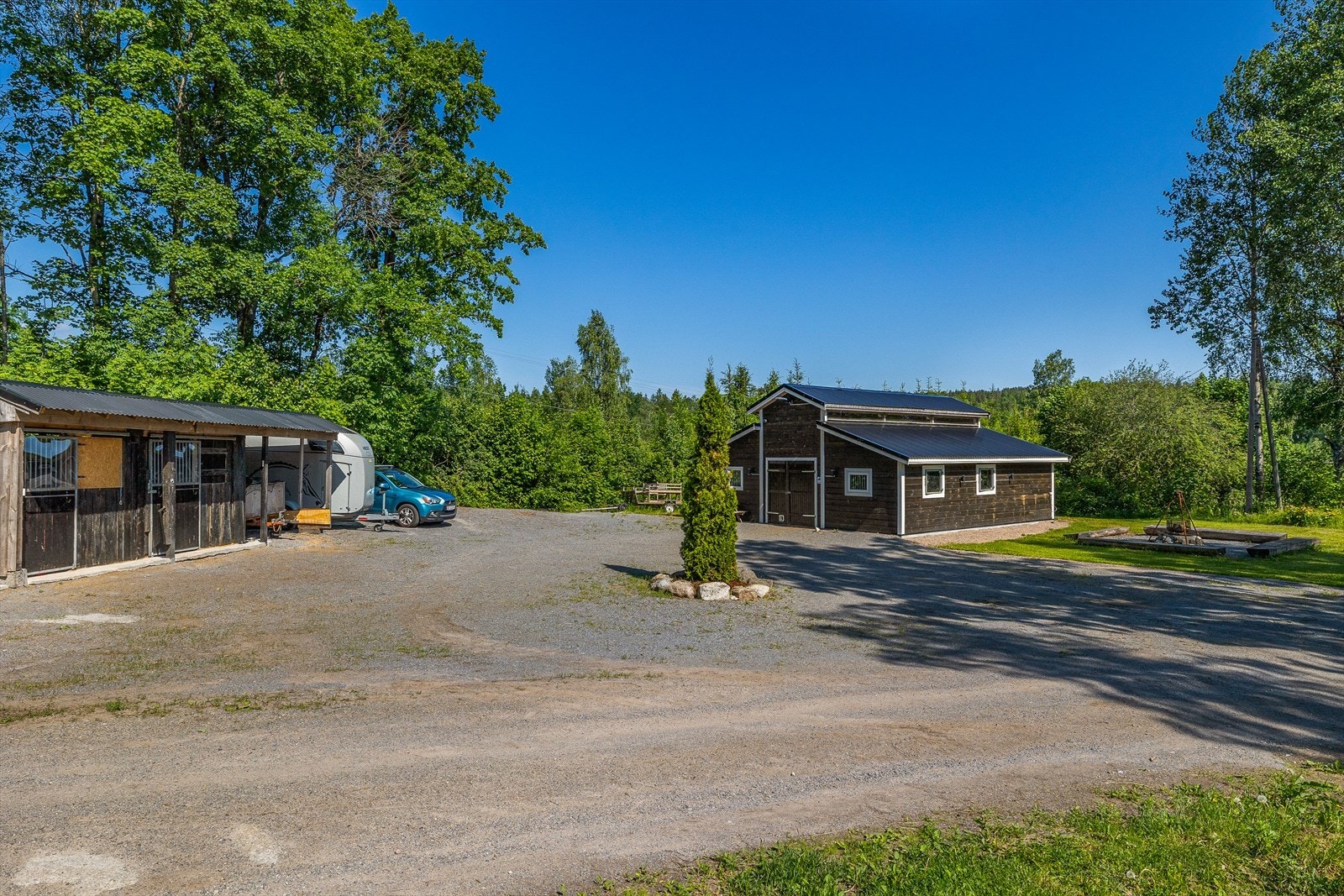 Eiendommen er spesielt tilrettelagt for hestehold med ridebane (ikke søkt om) stall, låve og stallbokser/lagerbygg. Galleribilde