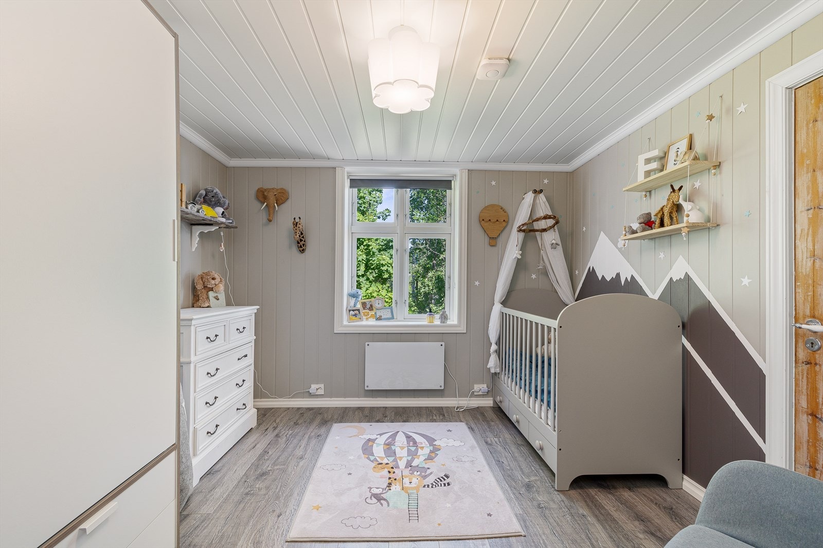 Flott barnerom med dekor på veggen. Galleribilde