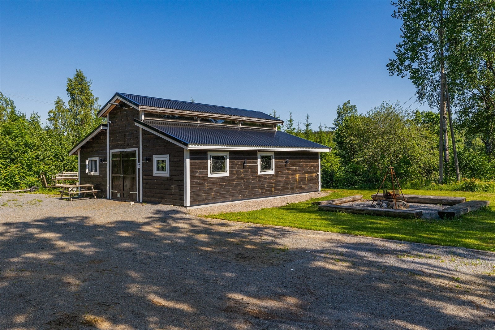 Koselig grill plass utenfor stallen. Galleribilde