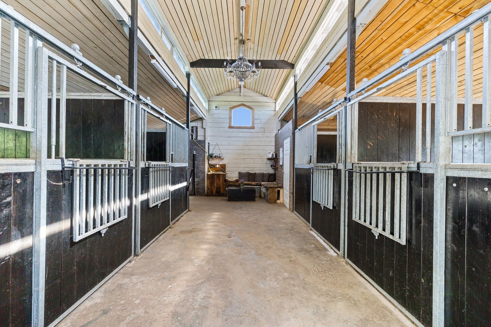 Stallen er innredet med 4 stallbokser, stallrom og vaskeplass. Galleribilde