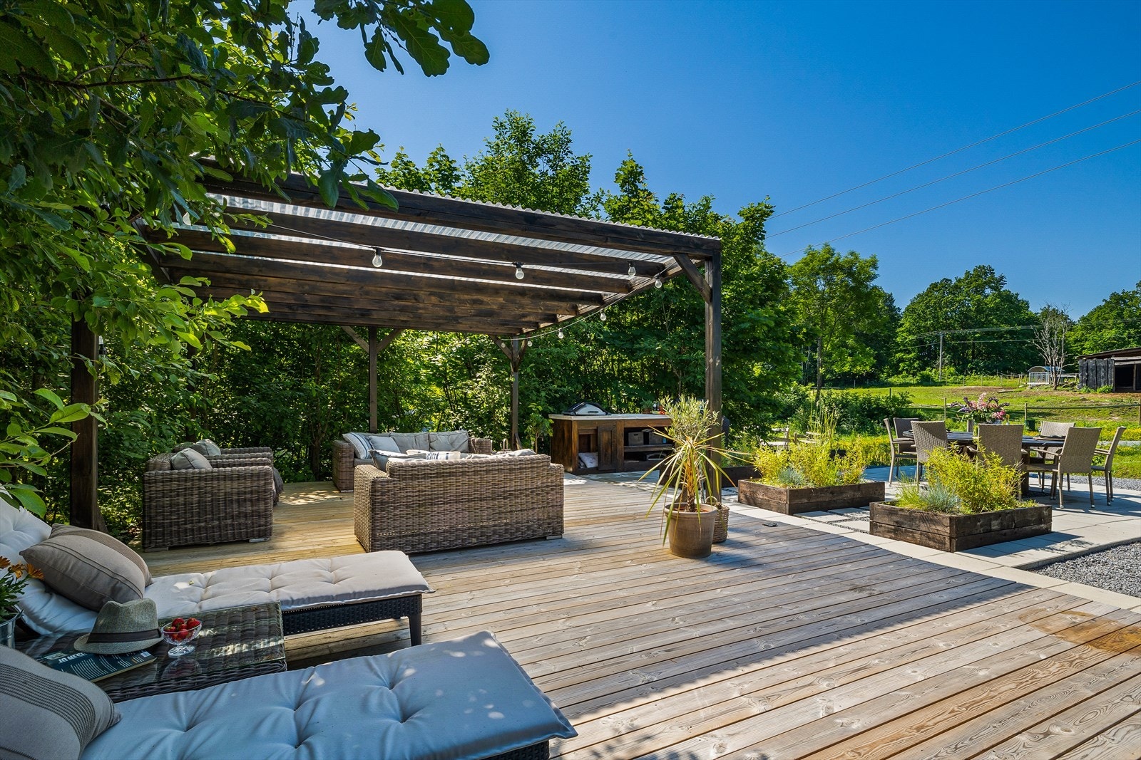 Her kan du sitte skjermet å nyte solen i hyggelige omgivelser. Galleribilde