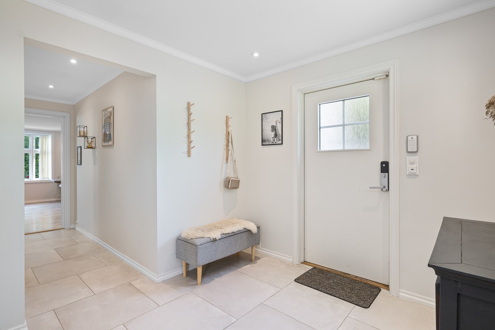Velkommen inn til en lys og delikat entrè /hall. Galleribilde