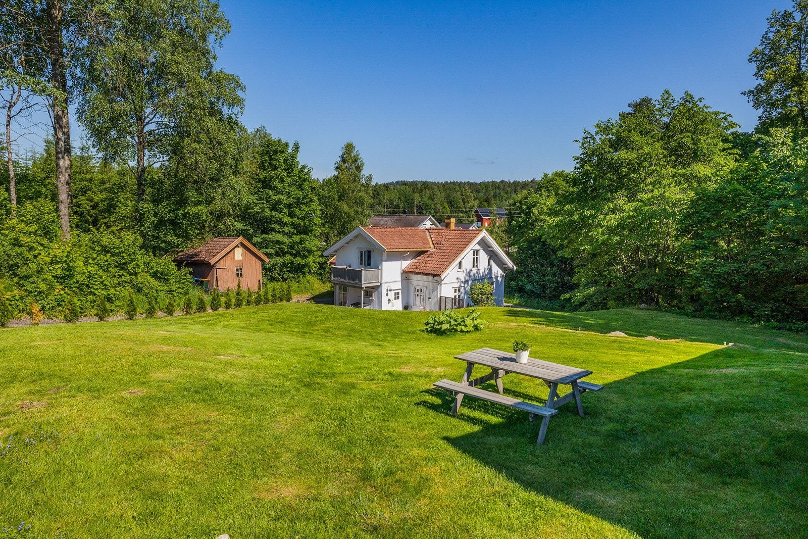 Tunet har en naturlig inndeling mellom driften og den private delen. Galleribilde