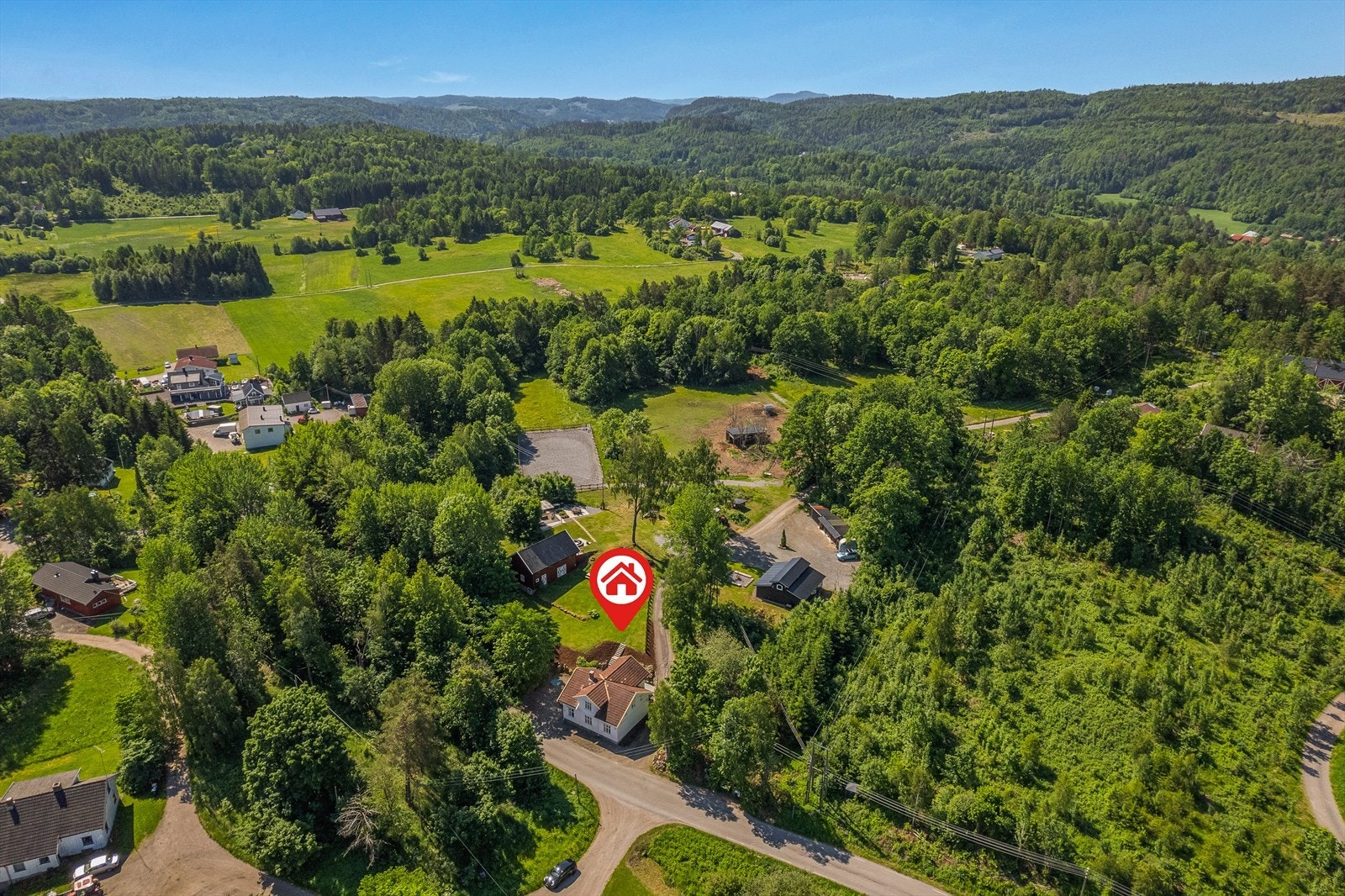 . Med husets plassering i tillegg til god avstand mot bebyggelse på naboeiendommer, forsterkes den "luftige" og åpne opplevelsen av tomten utover dens herlige størrelse. Galleribilde