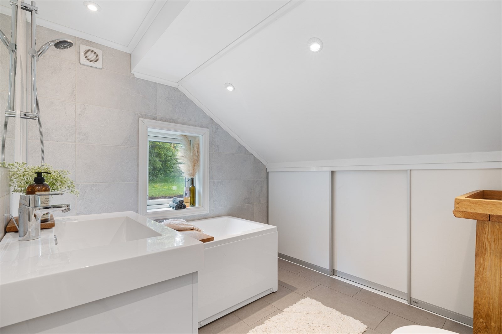 Rommet har innredning med nedfelt servant, toalett, badekar m/dusjstang, speil, garderobe. Galleribilde