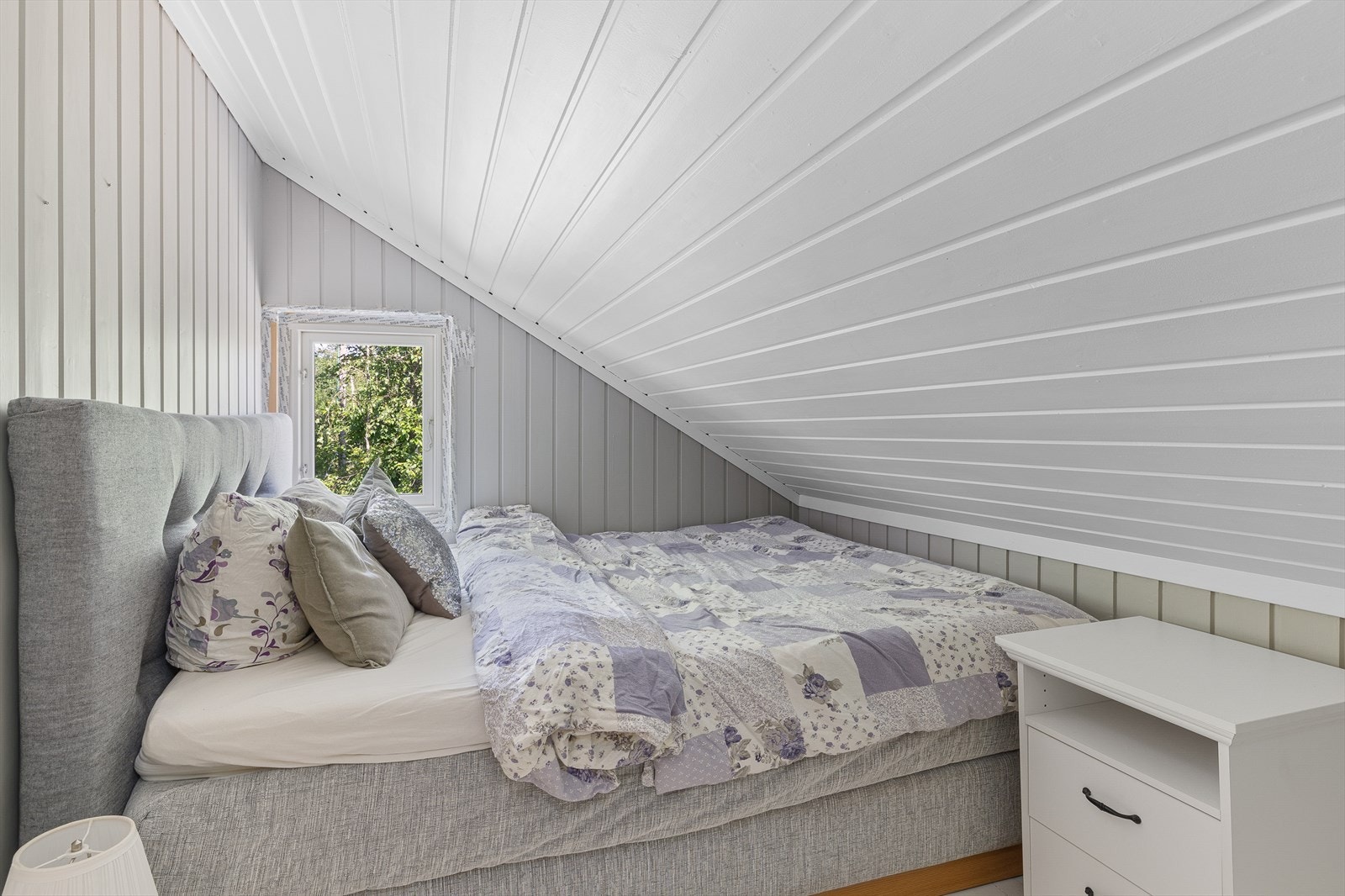 Lys og pen sovealkove. Galleribilde