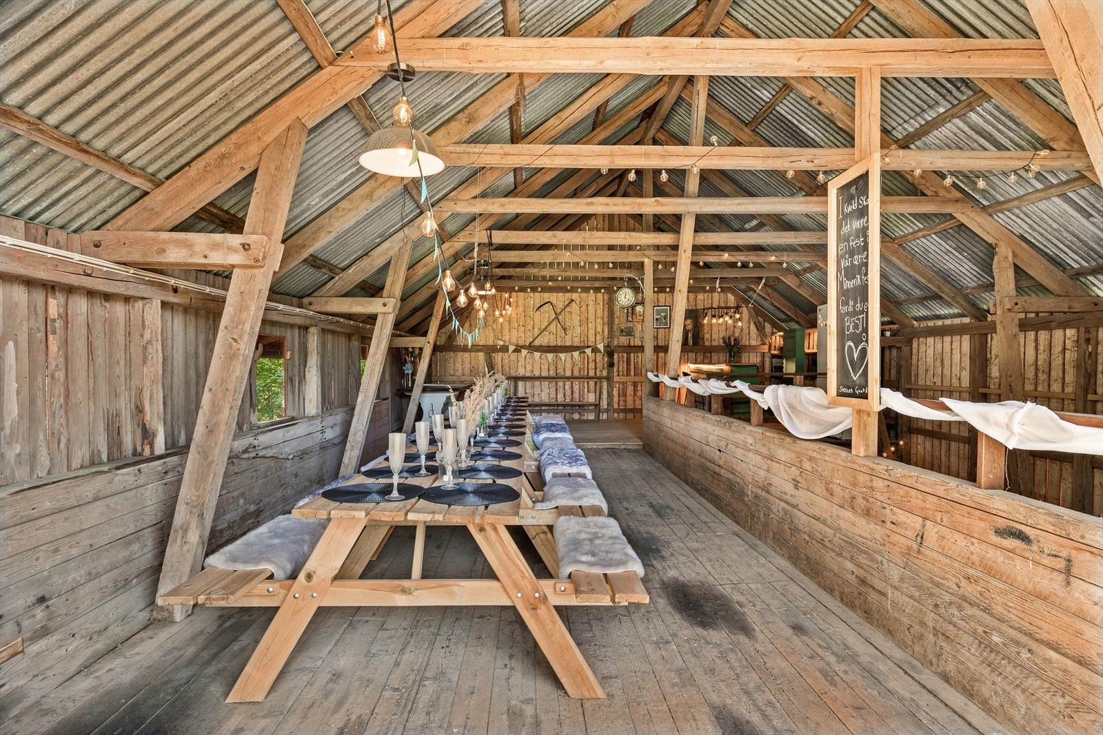 Låven er flott innredet til et hyggelig selskapslokale. Galleribilde