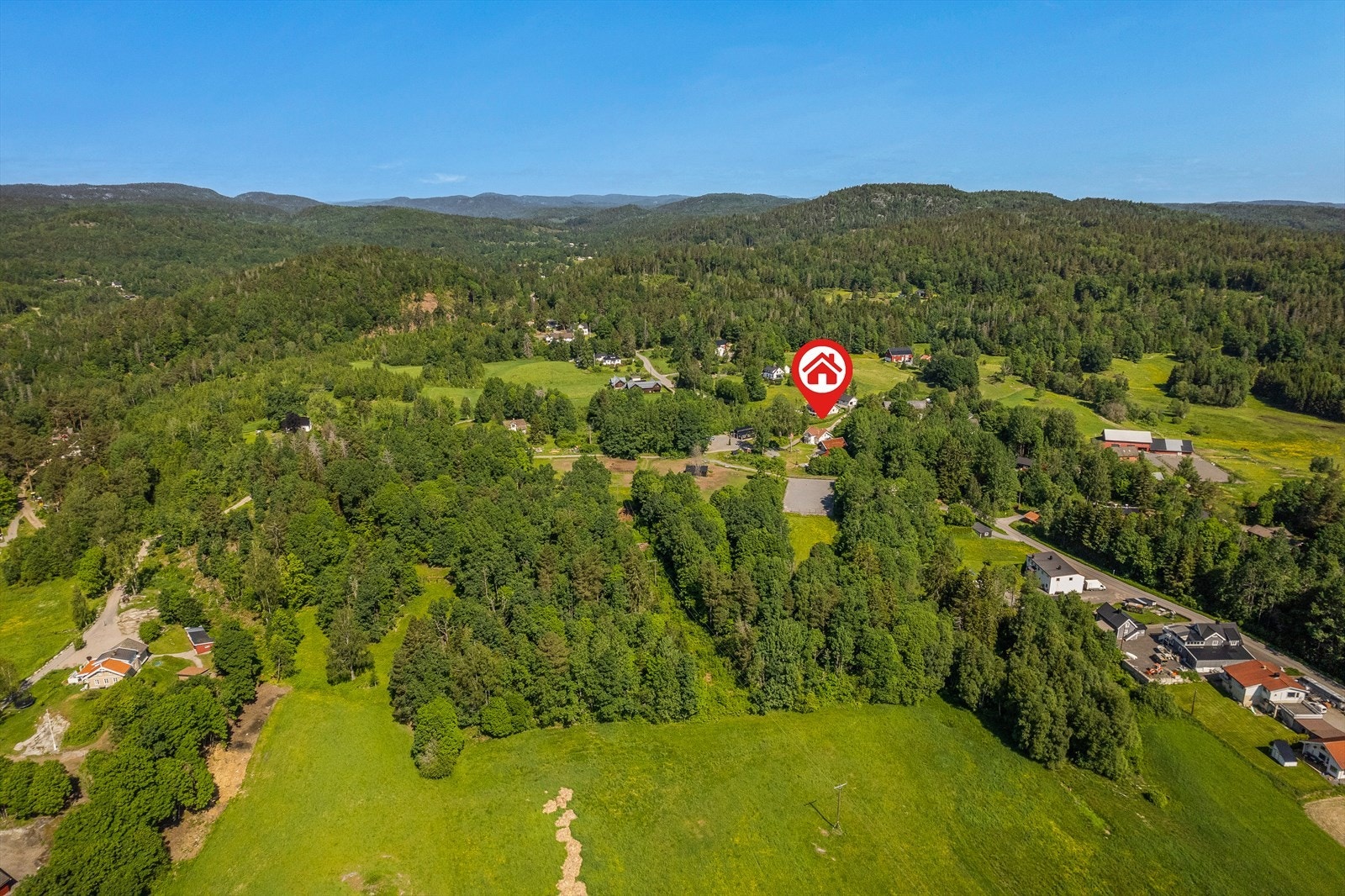 En ypperlig eiendom for alle aldersgrupper hvor det særskilt fremheves eiendommens usjenerte beliggenhet uten gjenboere og ikke minst vakker utsikt til naturlandskapet. Galleribilde