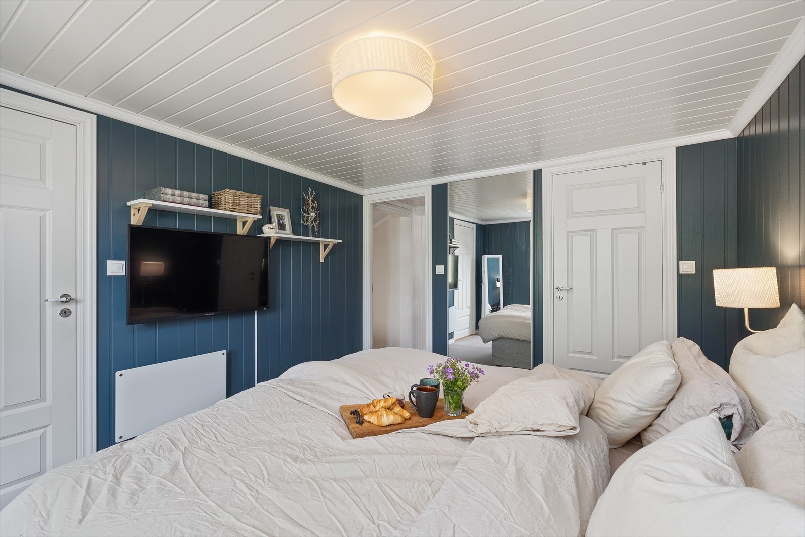 Lekkert hovedsoverom med dør inn til 2 garderoberom. Galleribilde