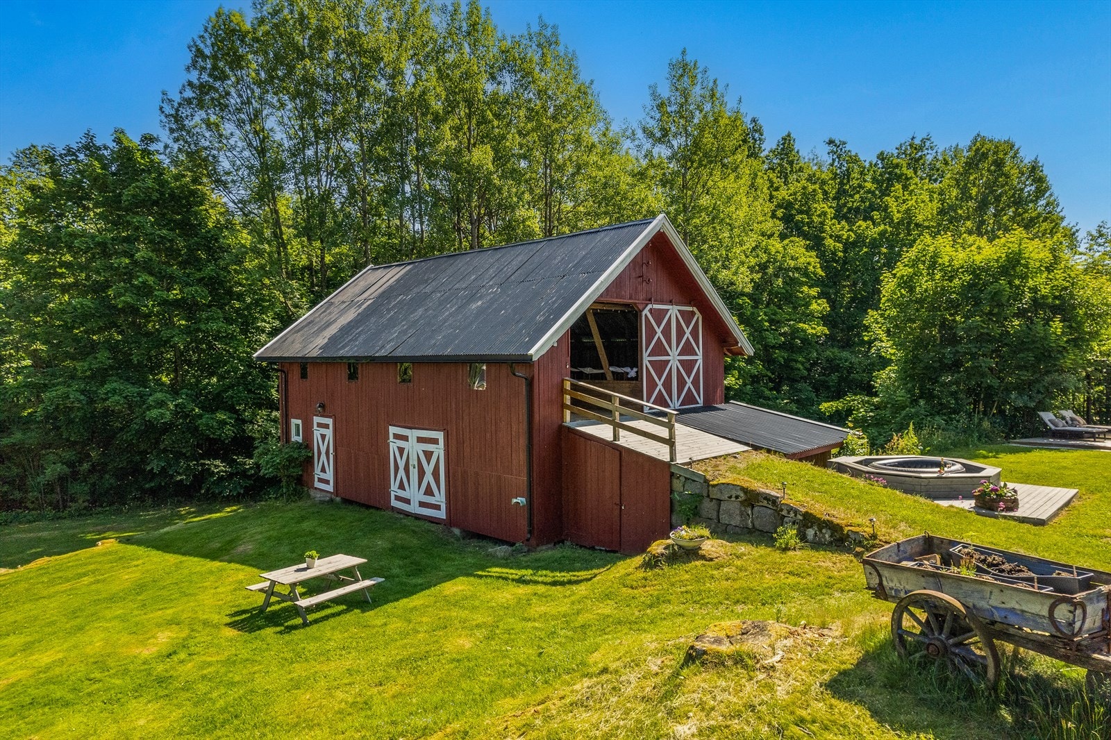 2 vegger på låven er kledd om, en takflate (plater) er malt opp, renovert strøm, byttet et par vinduer, oppgradert utedo og noe ombygd. Nyere låvebru. Galleribilde