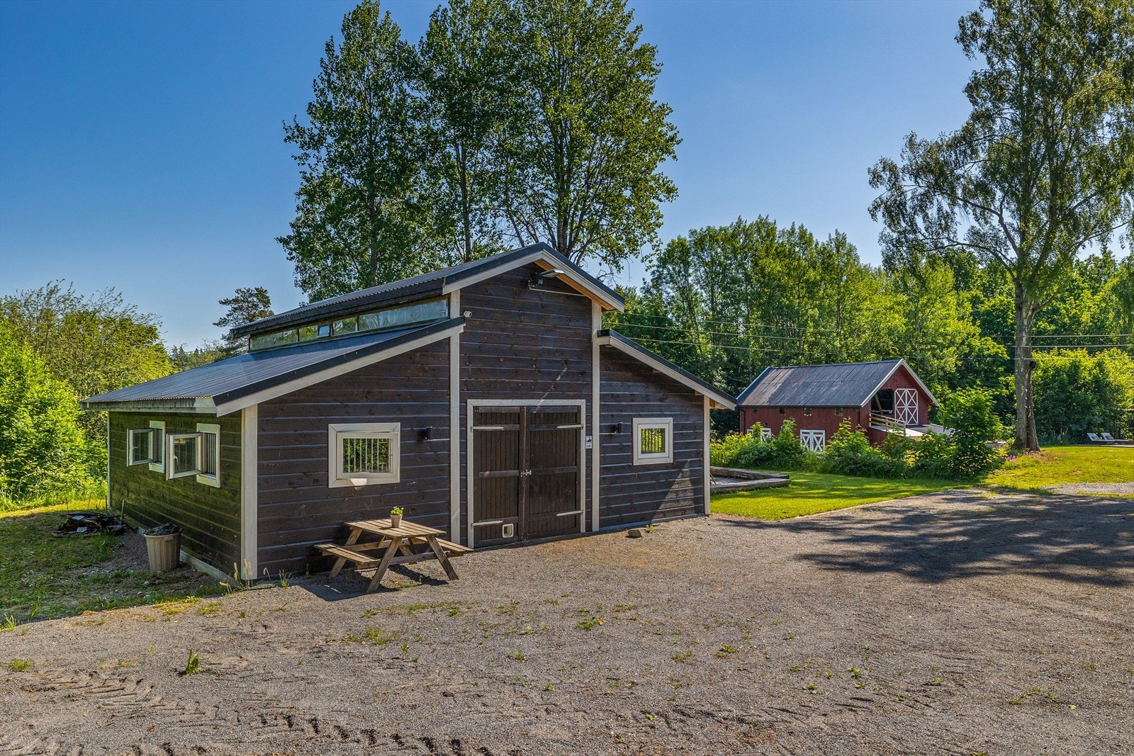 Vakkert småbruk med nyere stall. Galleribilde