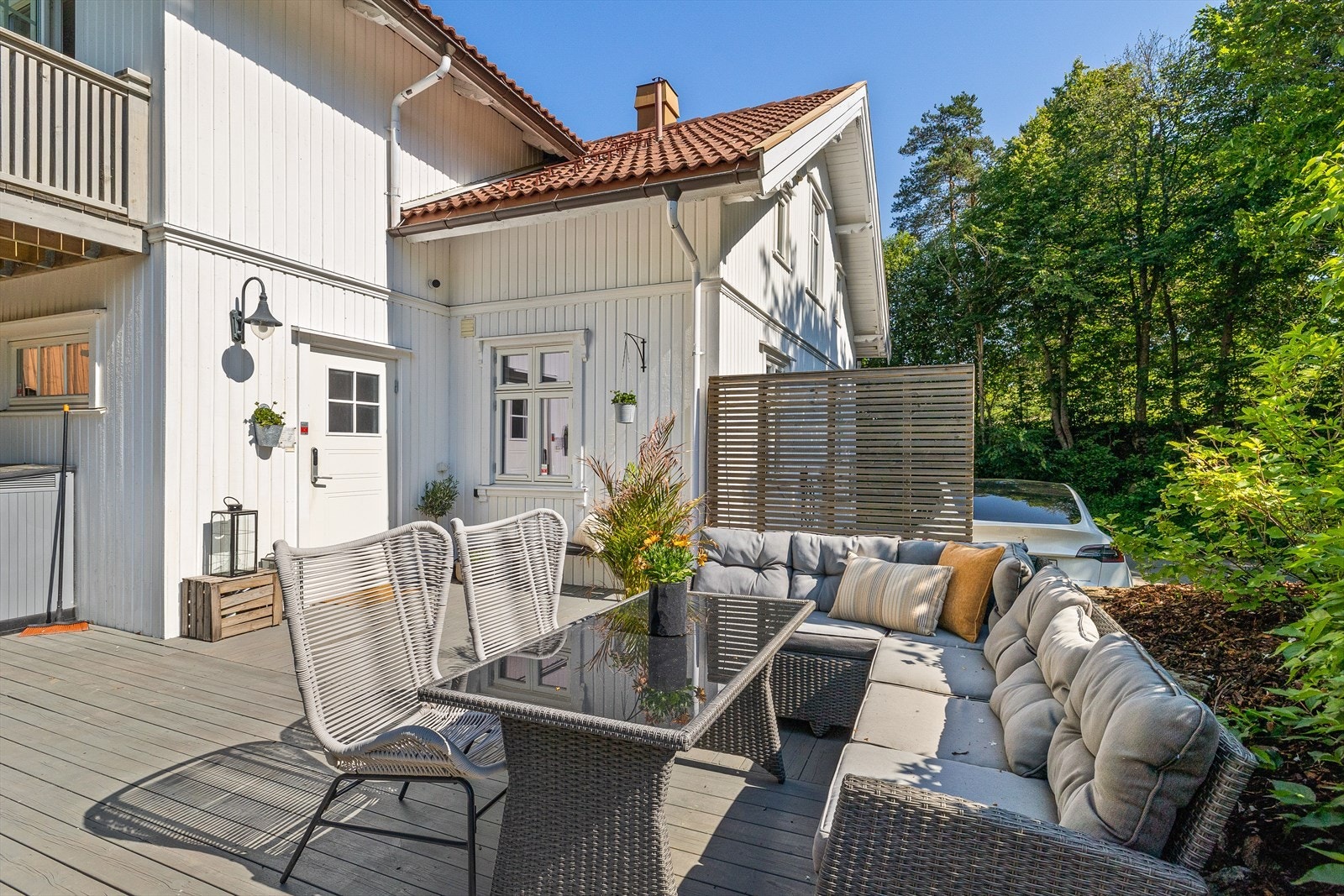 Eiendommen er solrik og dette gjenspeiler seg i eiendommens flotte og ikke minst usjenerte uteplasser. Galleribilde