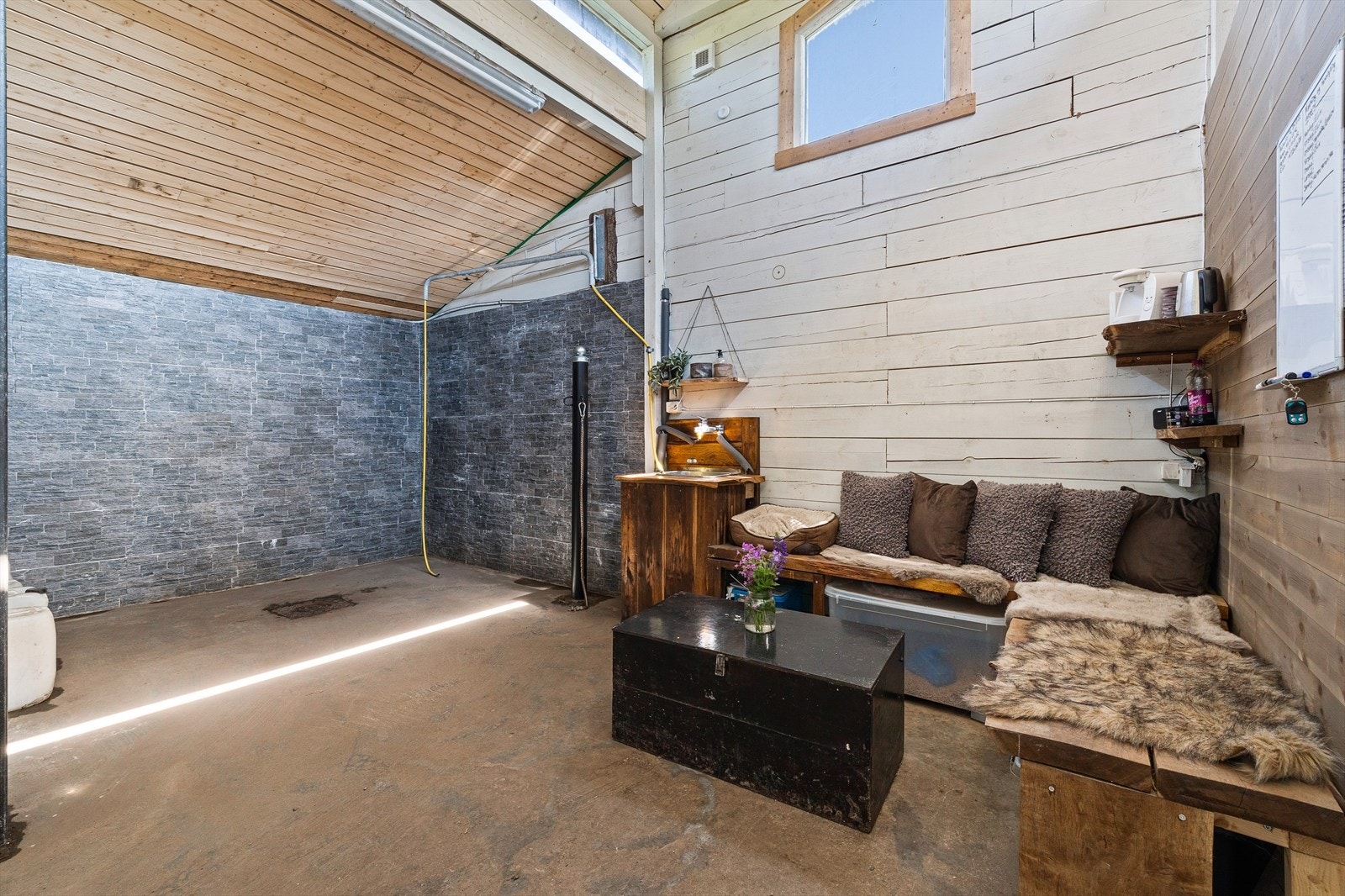 Vaskeplass i stallen. Hyggelig sosial plass også for litt avslapning. Galleribilde