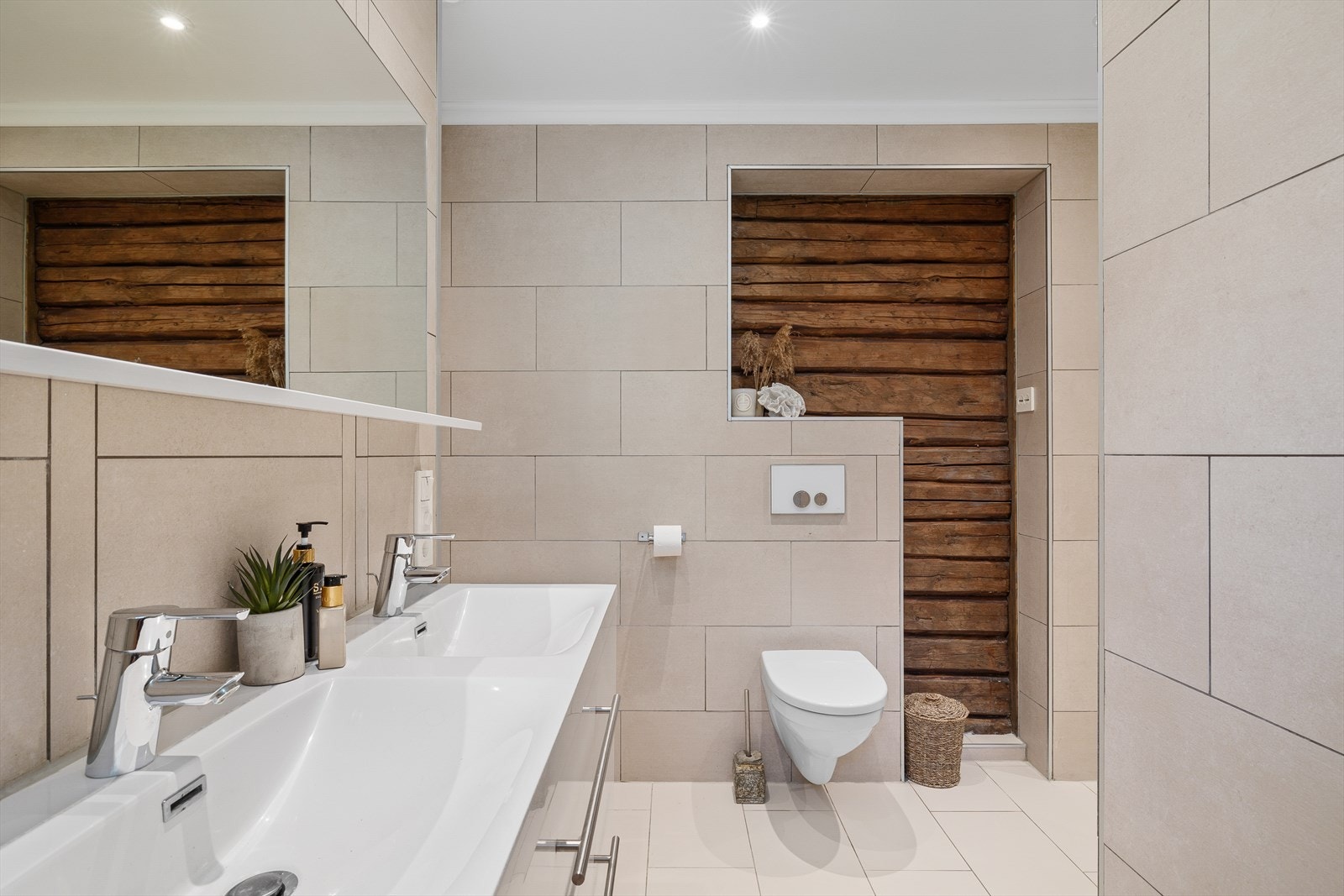 Noe av den gamle stilen er beholdt, samtidig som det er foretatt betydelig oppgradering og modernisering. Vegger har flis, våtromsplater og tømmer. Galleribilde