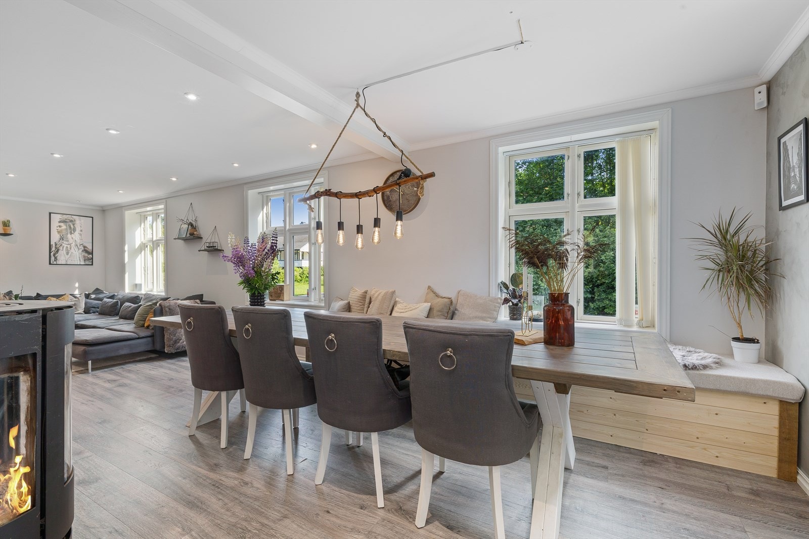 Kjøkkenet er et utrolig sosialt rom med flott spiseplass. Galleribilde