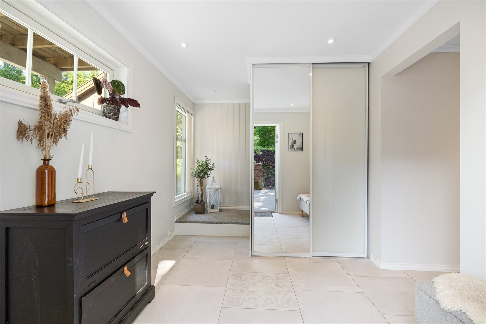 Skyvedørsgarderobe i entrèen. Galleribilde