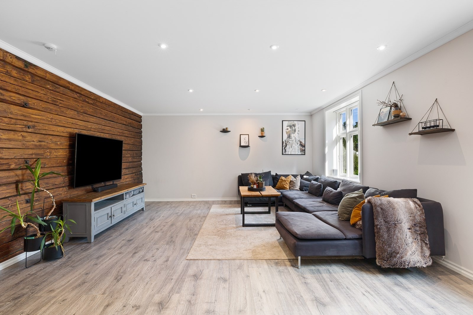 Sonen for sitte-/loungegrupper særpreges særskilt av luftig romfølelse. Nydelig oppusset med blanding av gammelt og nytt. Galleribilde