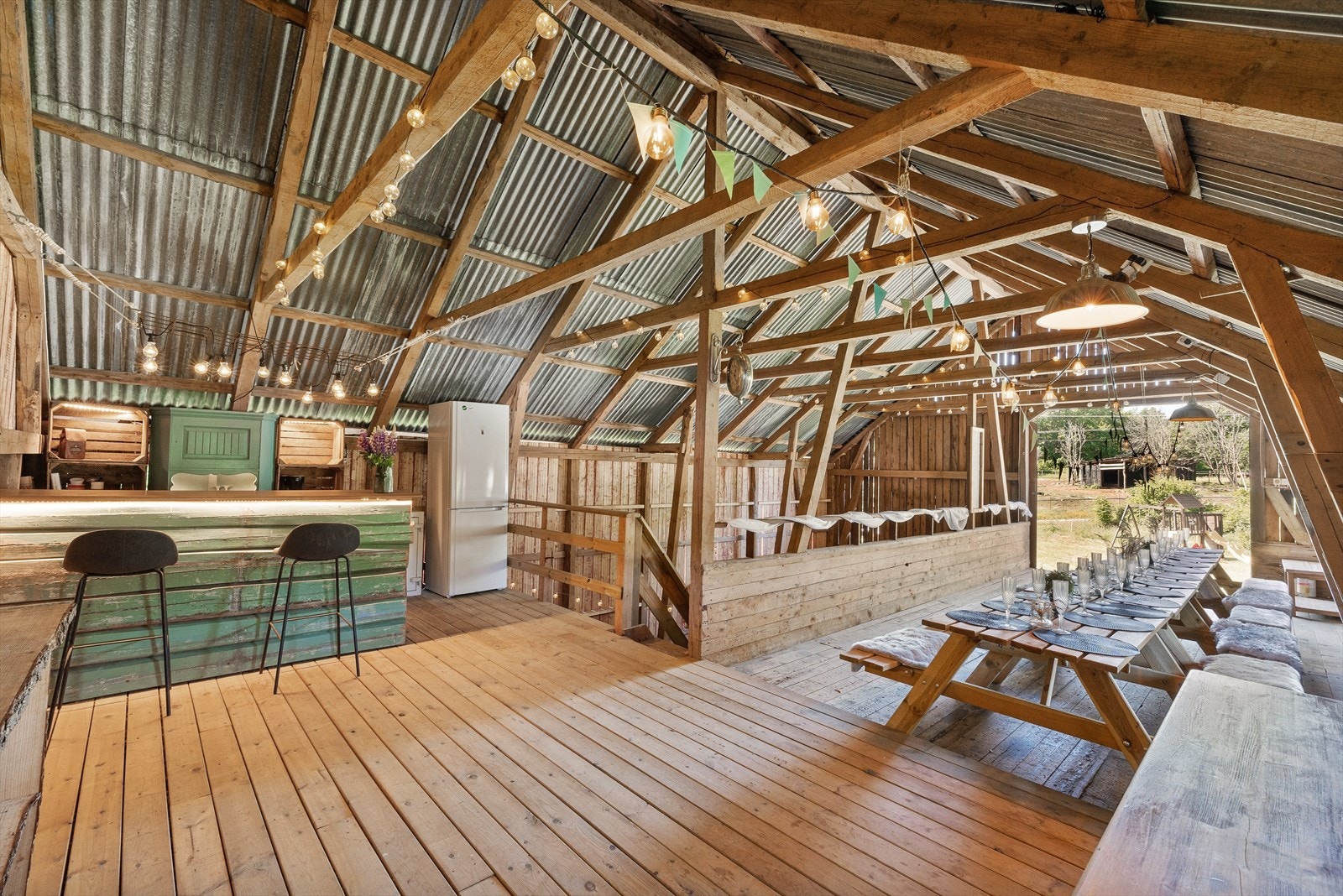 Har er det god plass til å dekke opp til mange gjester. Galleribilde