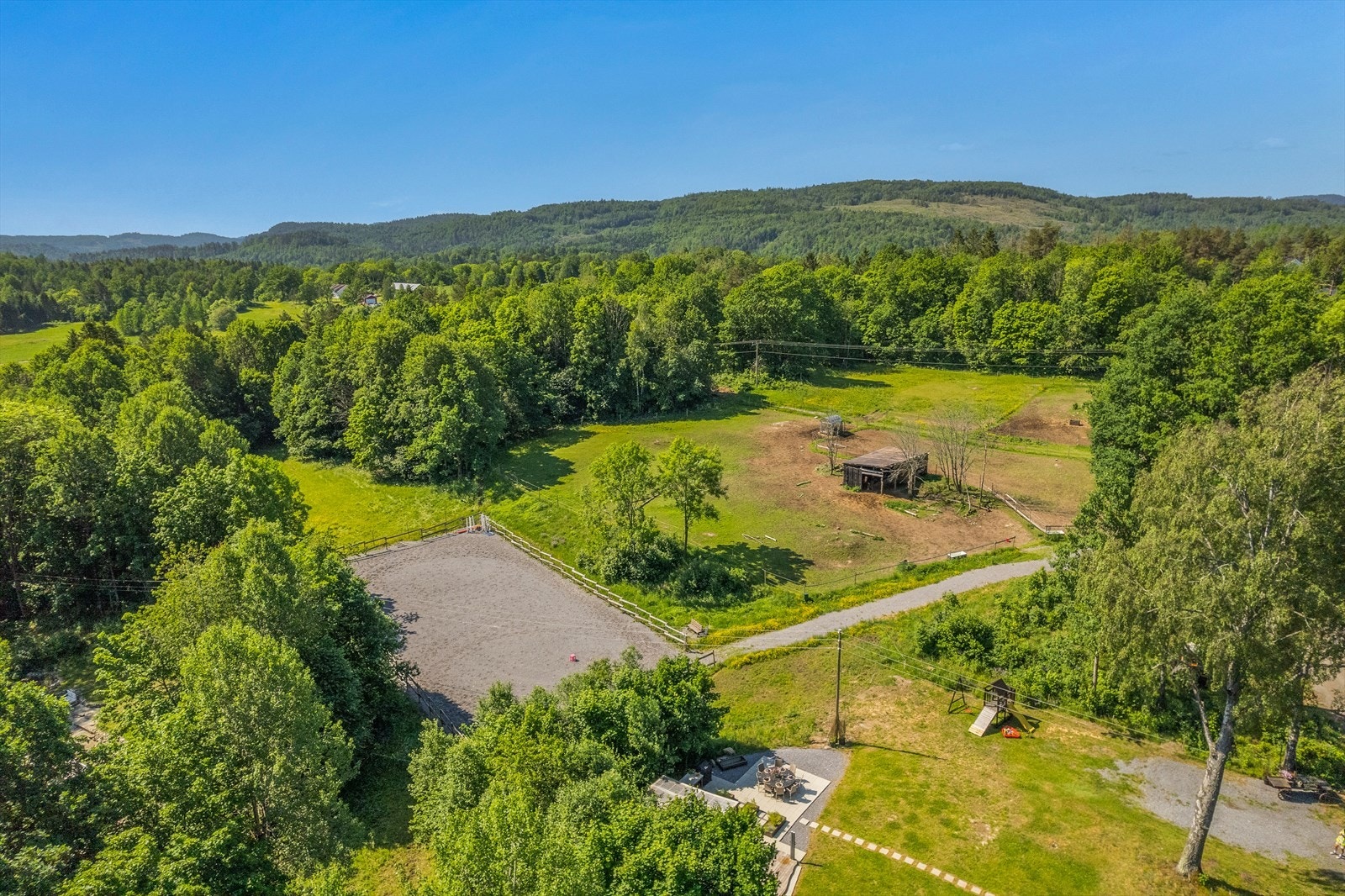Småbruket har en landlig og fin beliggenhet i et rolig skog- og landbrukssområde på Hvitstein. Her har du flott natur og fine turmuligheter i umiddelbar nærhet, samtidig som det kun er ca 15 km til Sandefjord sentrum og alle fasiliteter Galleribilde
