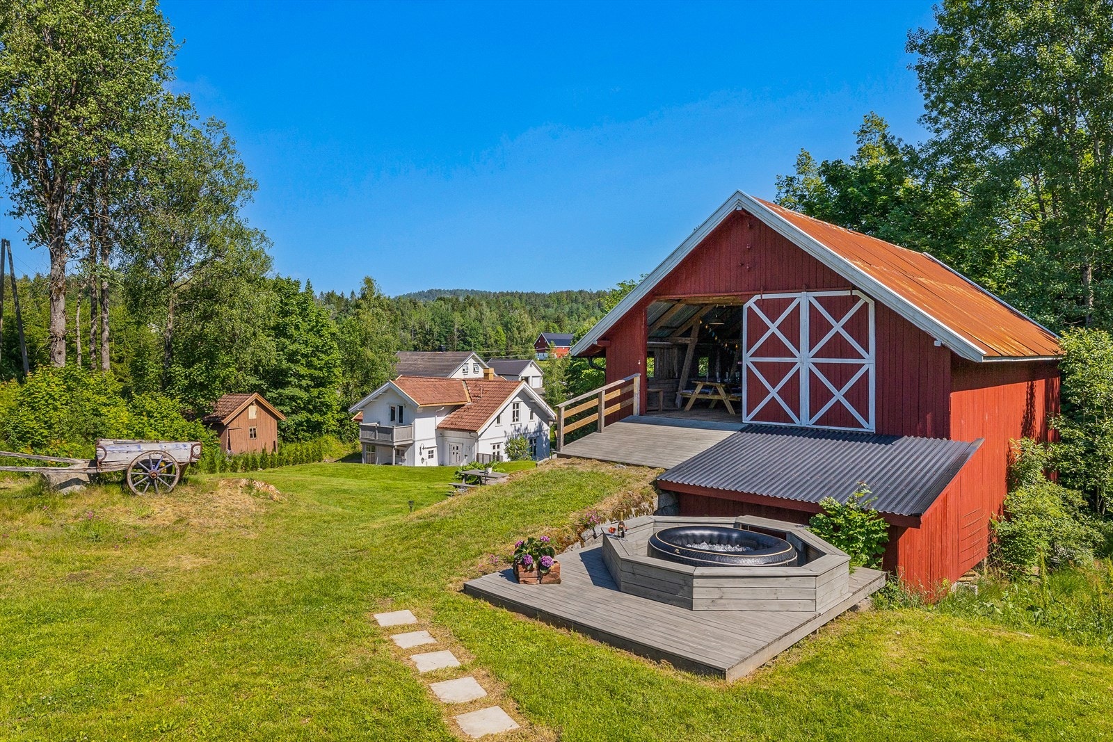 Låve i tre på mur av steinblokker/mur og kledd med stående kledning. Saltak tekket med plater. Dører/porter i tre, vinduer i tre
og noen åpninger tekket med plastglass.
Etasjeskille i tre og heltregulv i låven. Galleribilde