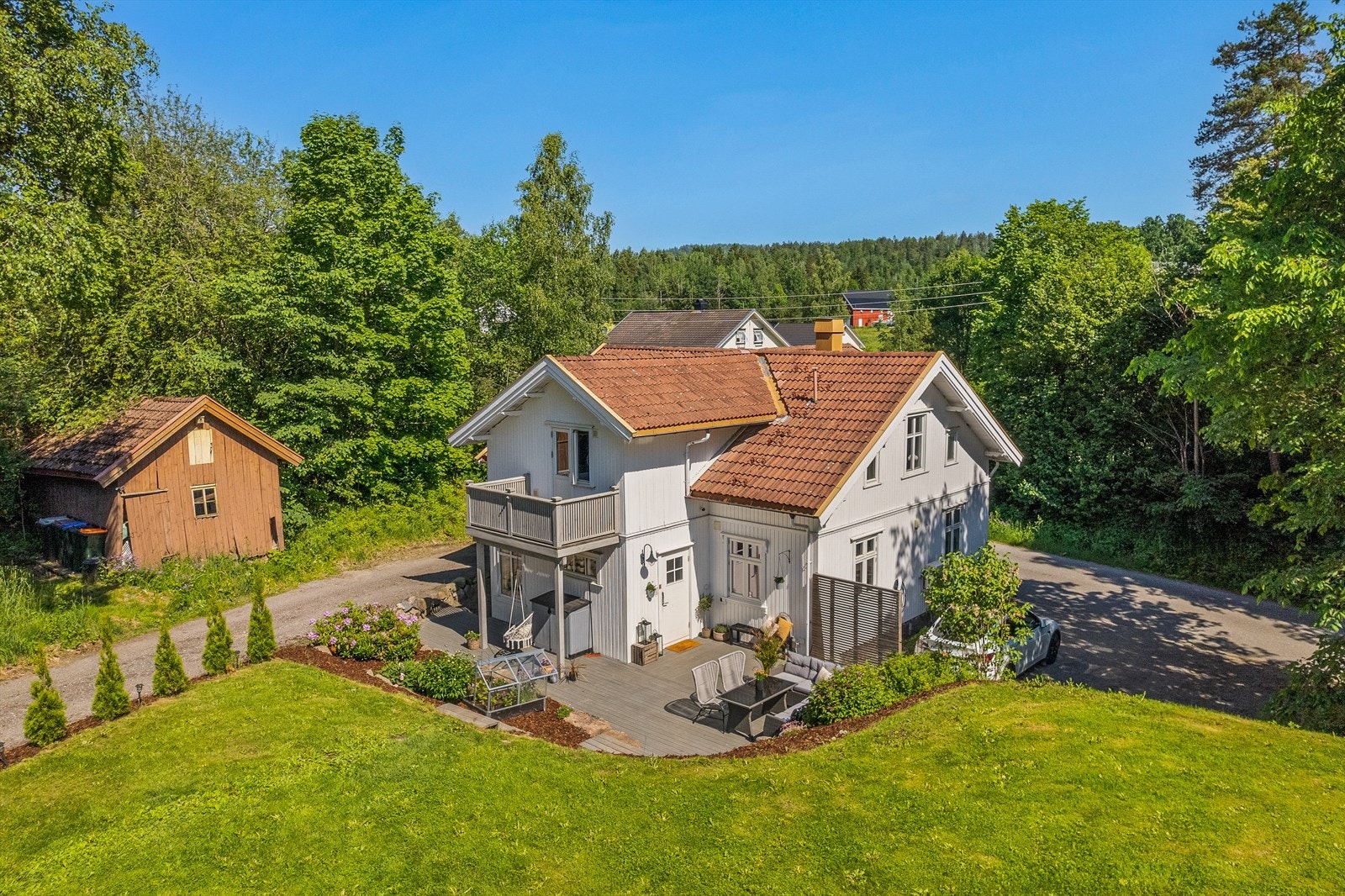 Innflyttningsklar og vesentlig oppgradert enebolig på romslig og solrik tomt med flott beliggenhet. Galleribilde