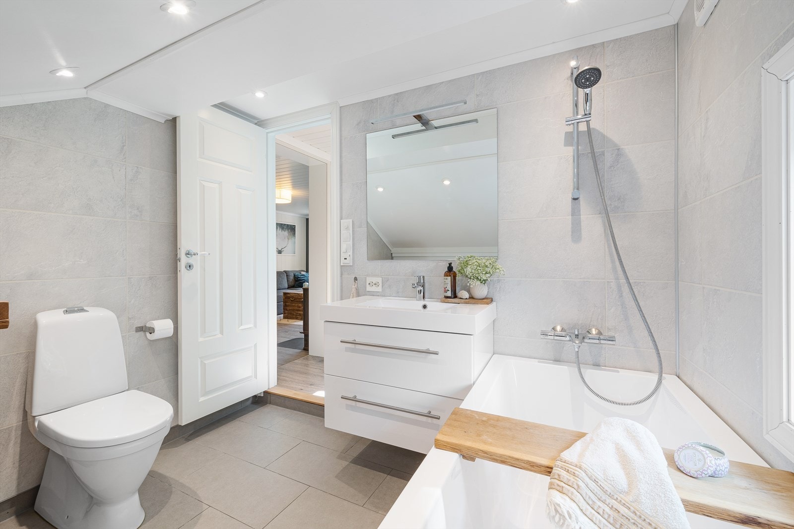 Bad 2.etg
Vegger har våtromsplater og tak har malte slette plater m/downlight. Flis på gulv og elektriske varmekabler. Galleribilde