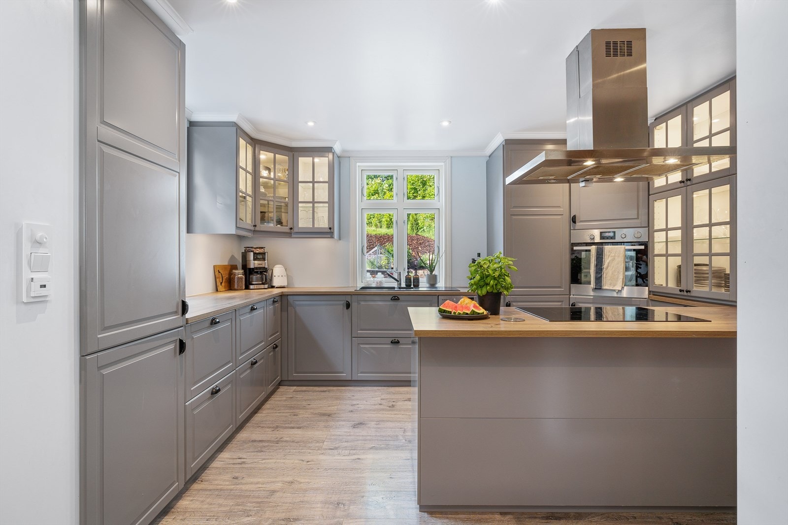 Kjøkkenet er et imponerende innholdsrikt rom med meget god standard. Galleribilde