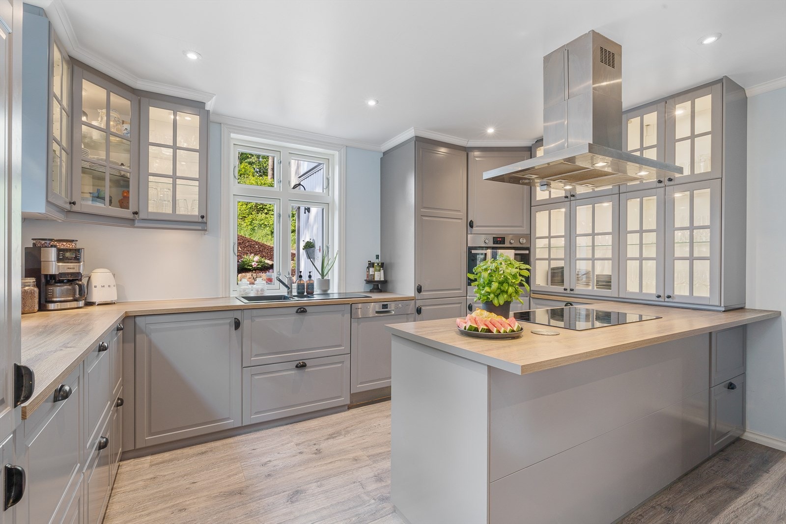 Lekker kjøkken innredning med profilerte fronter. Et velutstyrt kjøkken med god arbeidsflate. Galleribilde