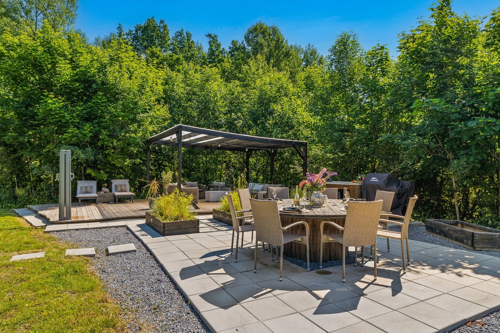 Lange soldager kan nytes i den romslige og pent opparbeidede hagen hvor man også finner en herlig terrasseplatting. Galleribilde