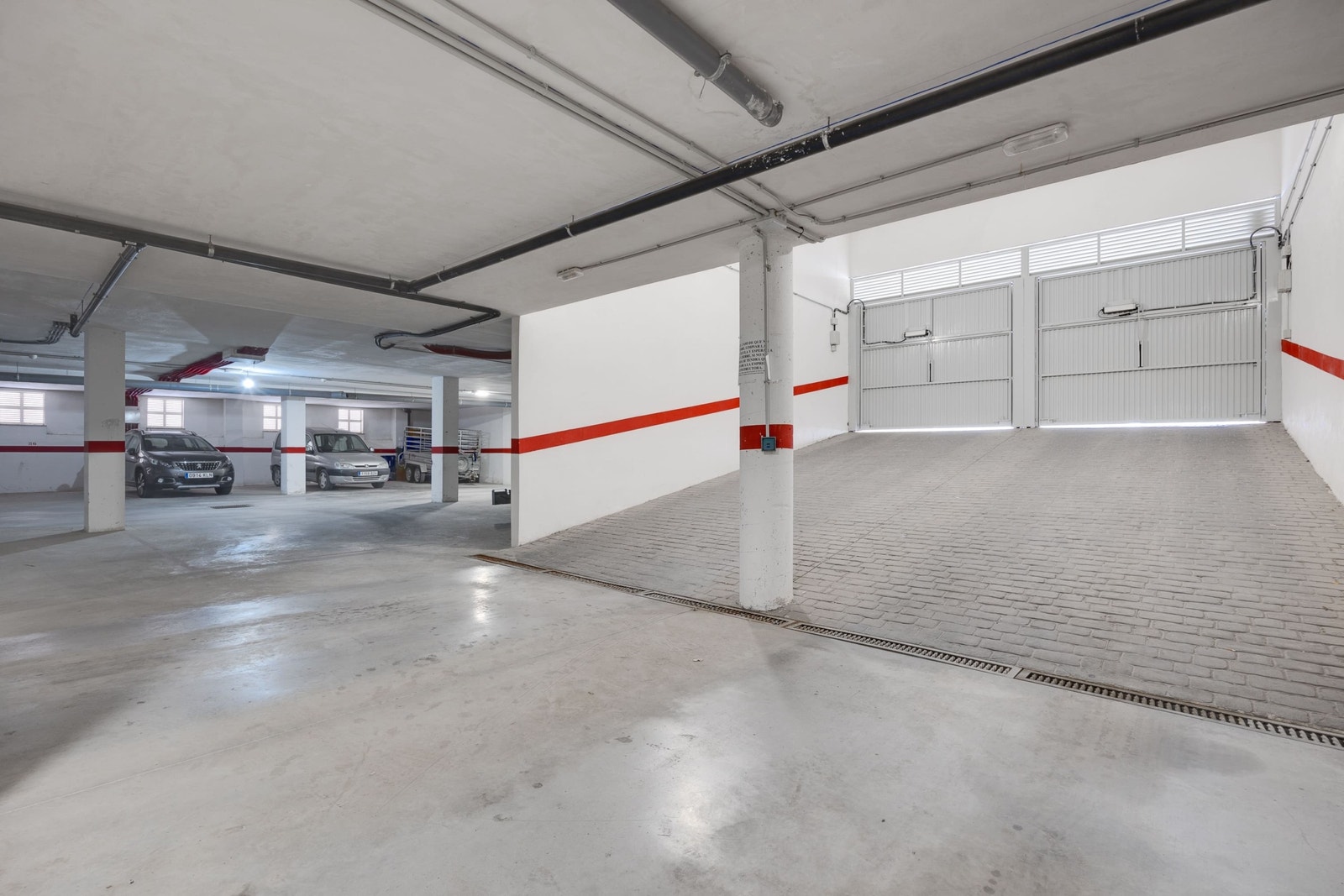 Stor privat garasje i kjeller av komplekset med heis opp til alle etasjene. Galleribilde