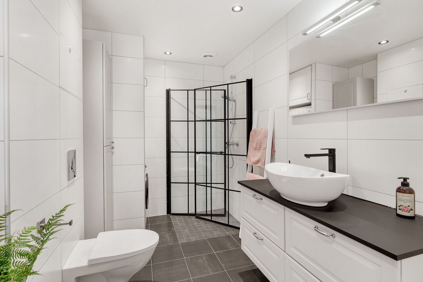 Rålekkert flislagt bad med stilige materialvalg. Galleribilde