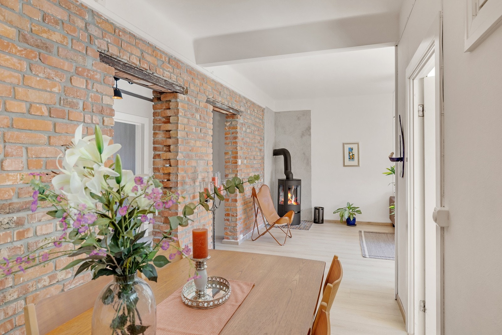 I tilknytning til stuen er det egen spisegruppe. Galleribilde