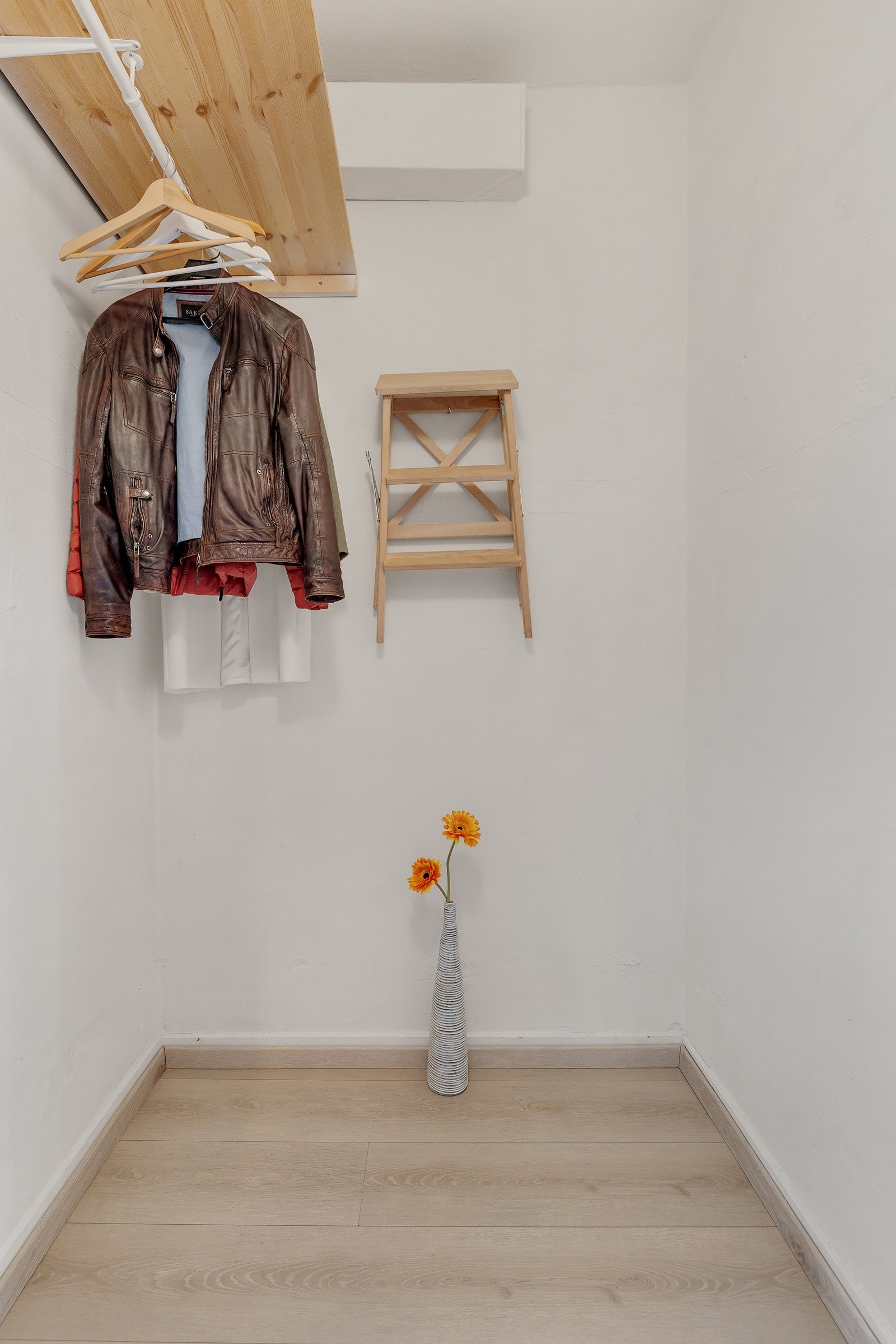 Entreen har egen bod med god plass til oppbevaring. Galleribilde