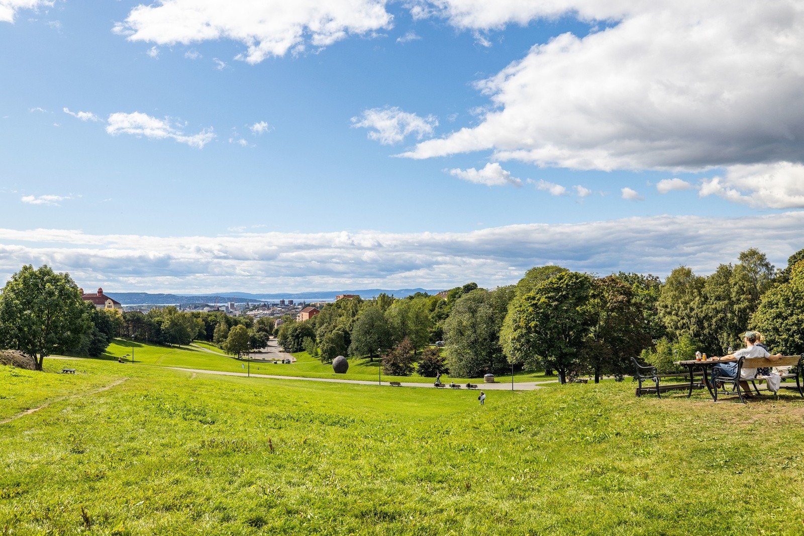 Torshovdalen park er et naturlig samlingspunkt med familie og venner på varme sommerdager. Galleribilde