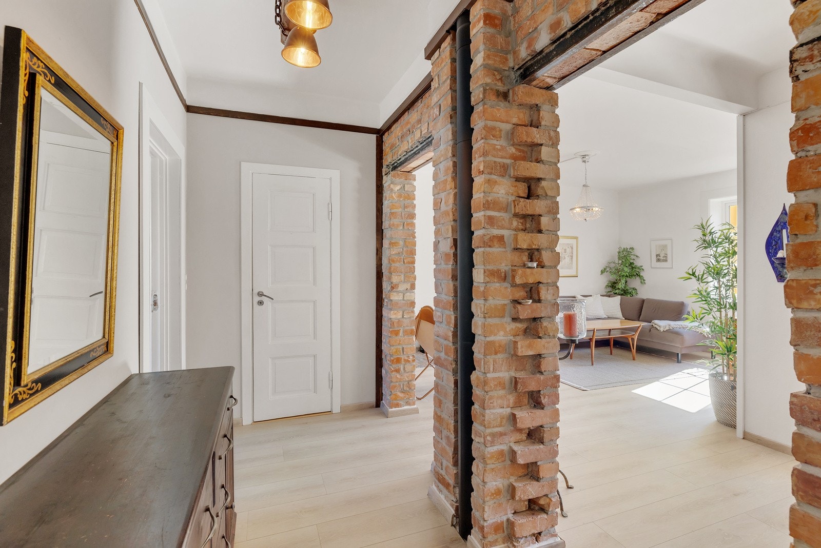 Lys og romslig med god plass til oppbevaring av ytterklær og sko. Galleribilde