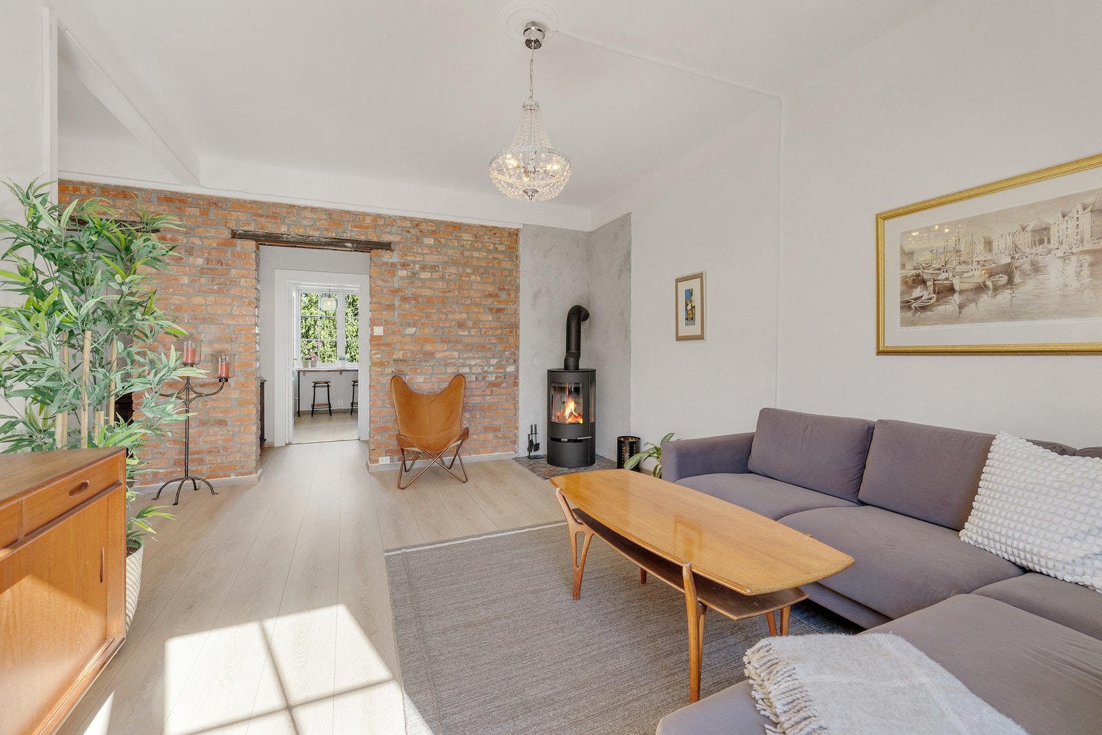 Her er det god plass til sofagruppe med tilhørende bord og medievegg. Galleribilde