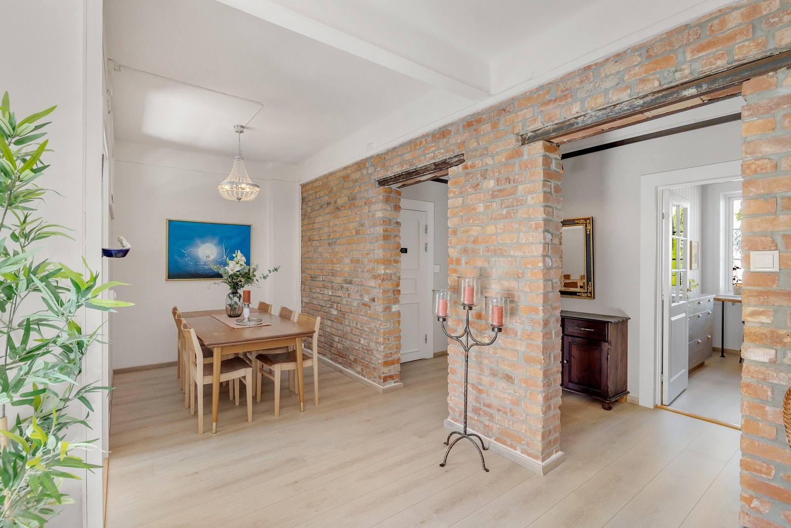 En lekker murvegg som et naturlig skille mellom stue og gang. Galleribilde