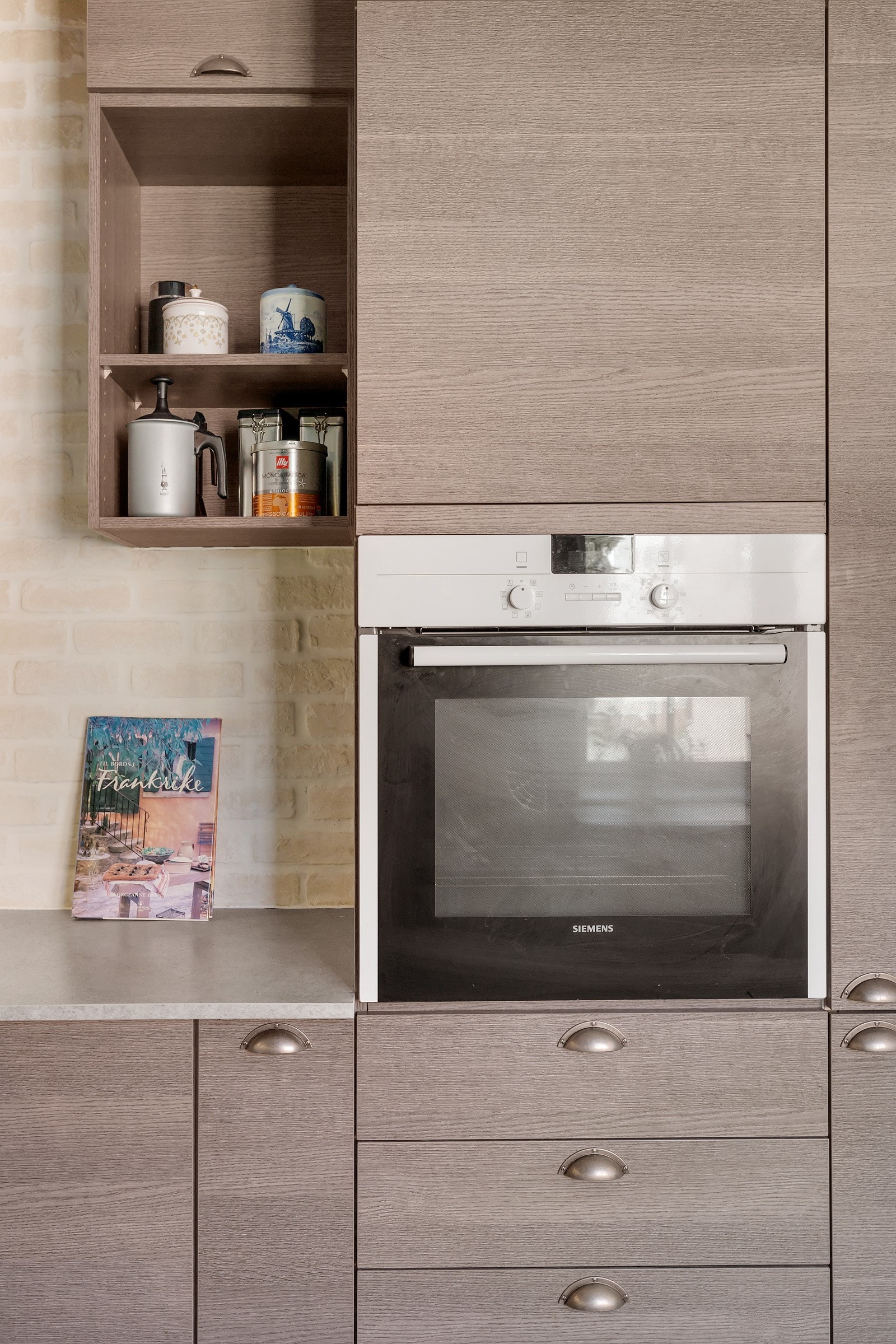 Det er integrerte hvitevarer på kjøkkenet. Galleribilde