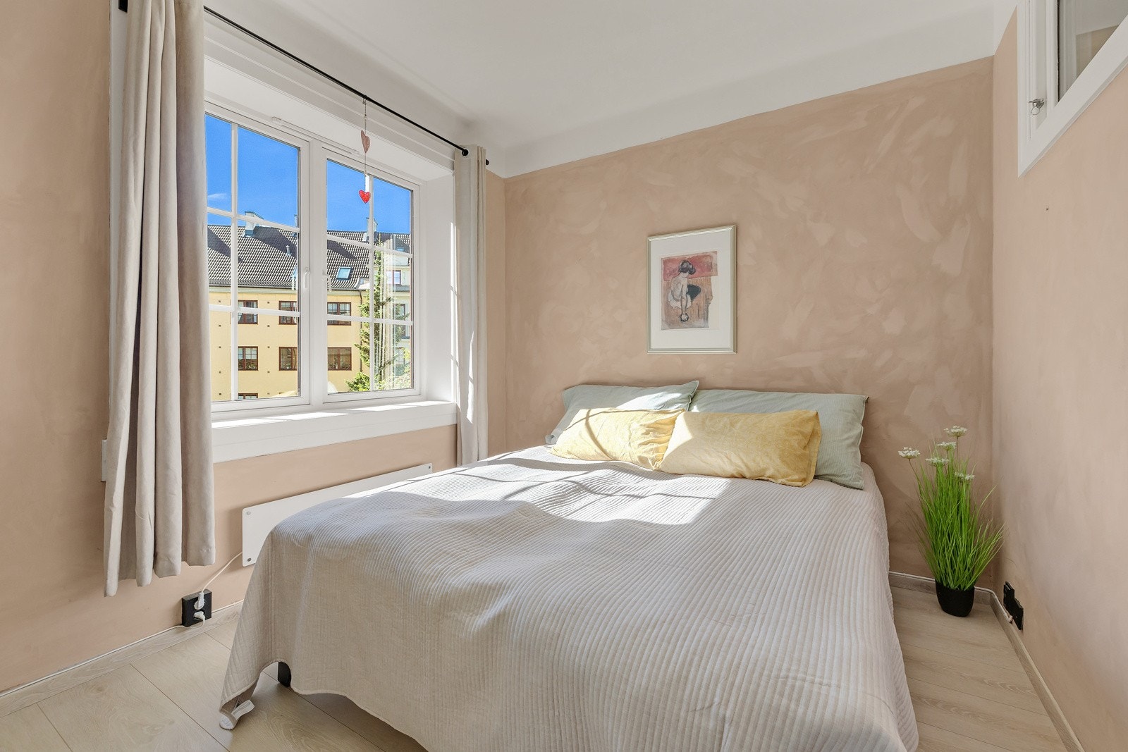 Rommet vender mot rolig og idyllisk bakgård Galleribilde