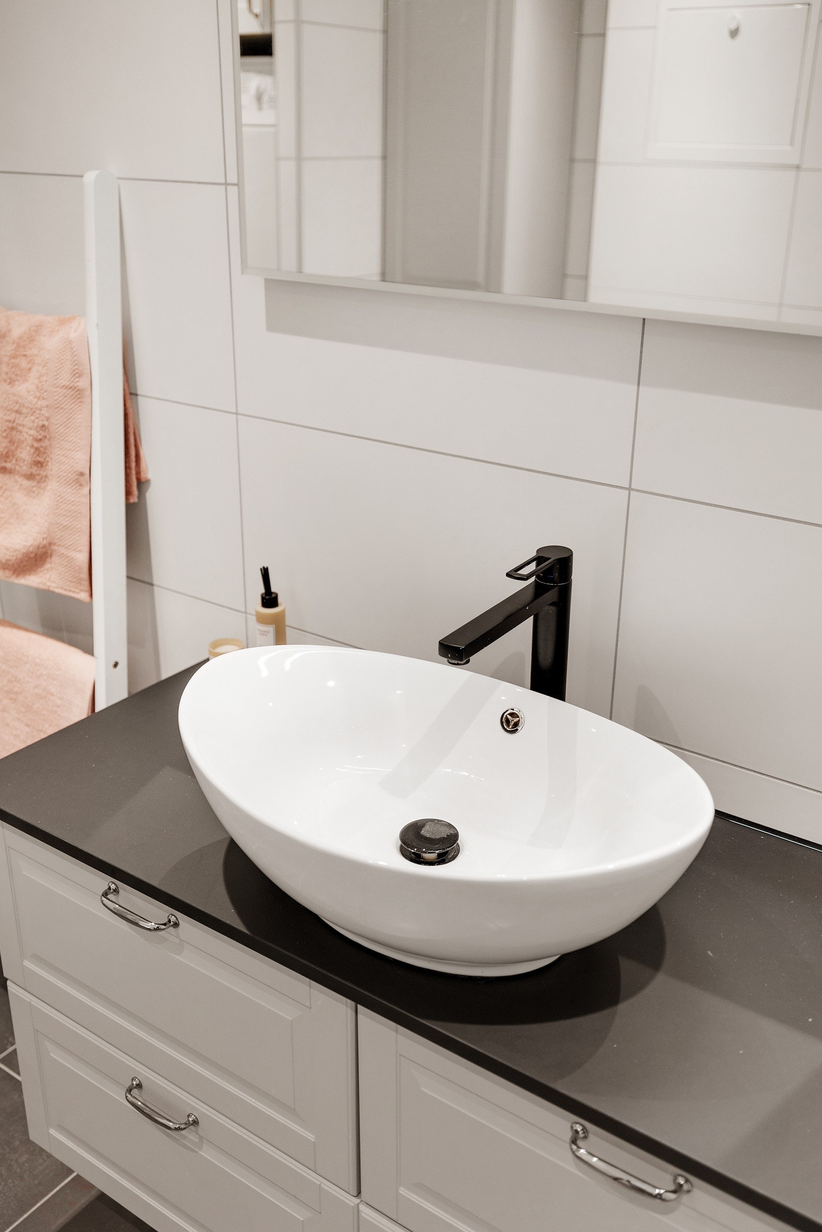 Lekker servant med underskap og speil. Galleribilde