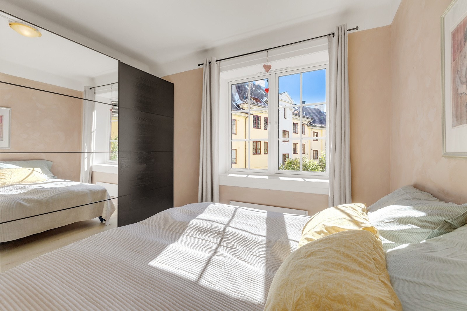 Det er god plass til garderobeskap med speildører på soverommet som gir mye oppbevaringsplass. Galleribilde