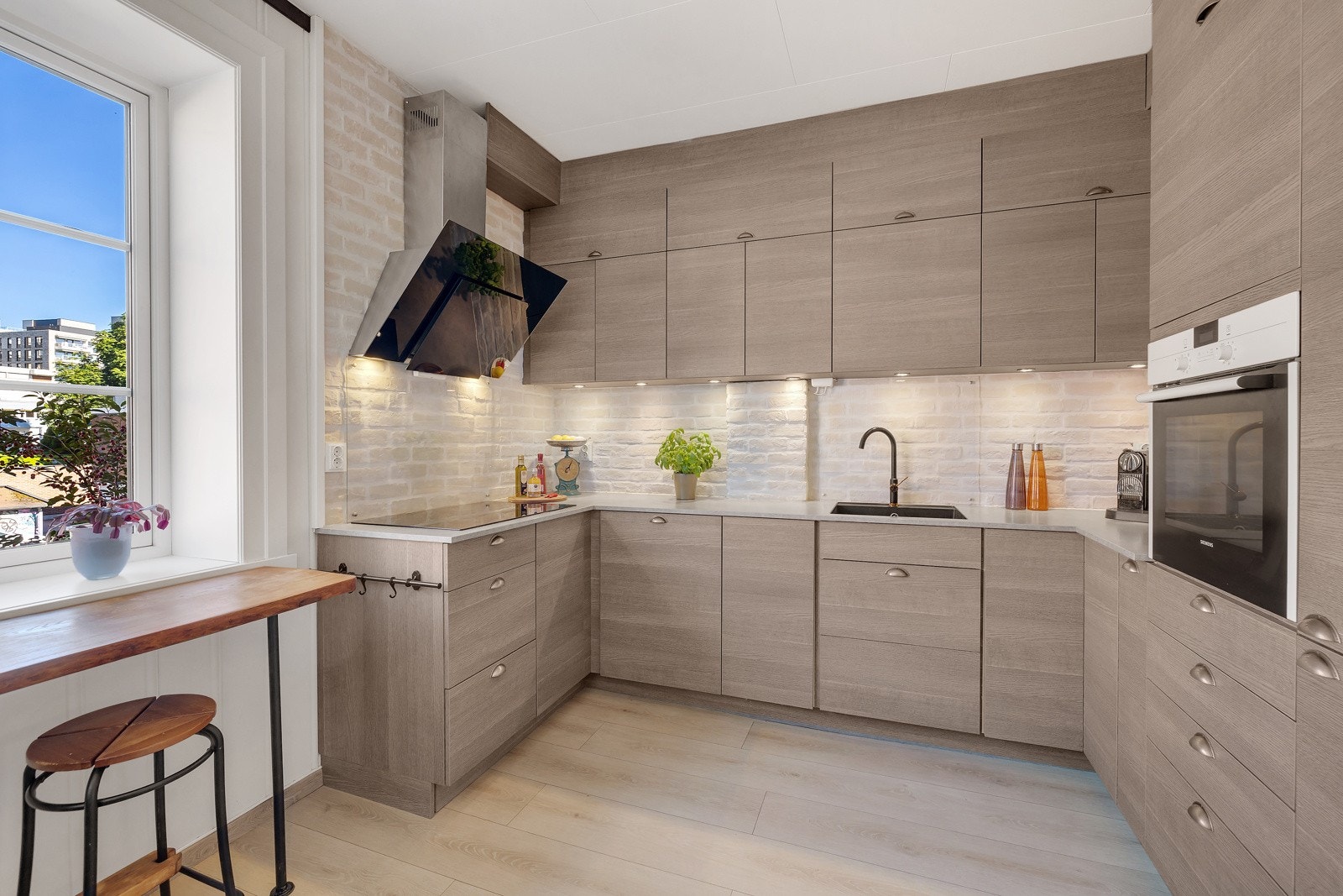 Lekkert og moderne KVIK kjøkken med svært god skap -og benkeplass. Galleribilde