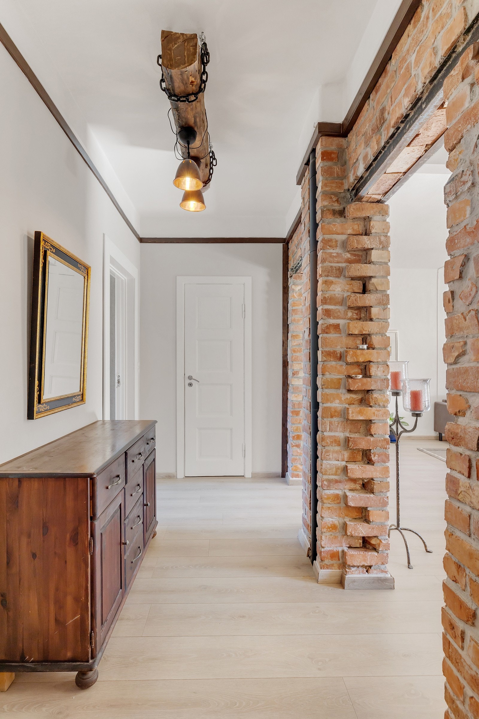 Entreen er svært romslig og et naturlig bindepunkt for resten av leiligheten. Galleribilde