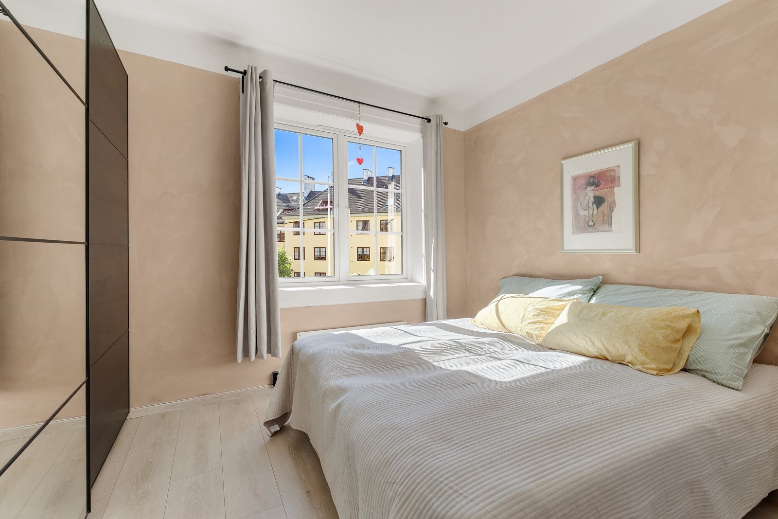 Leiligheten har et stort soverom med god plass til dobbeltseng, nattbord og garderobeløsning. Galleribilde