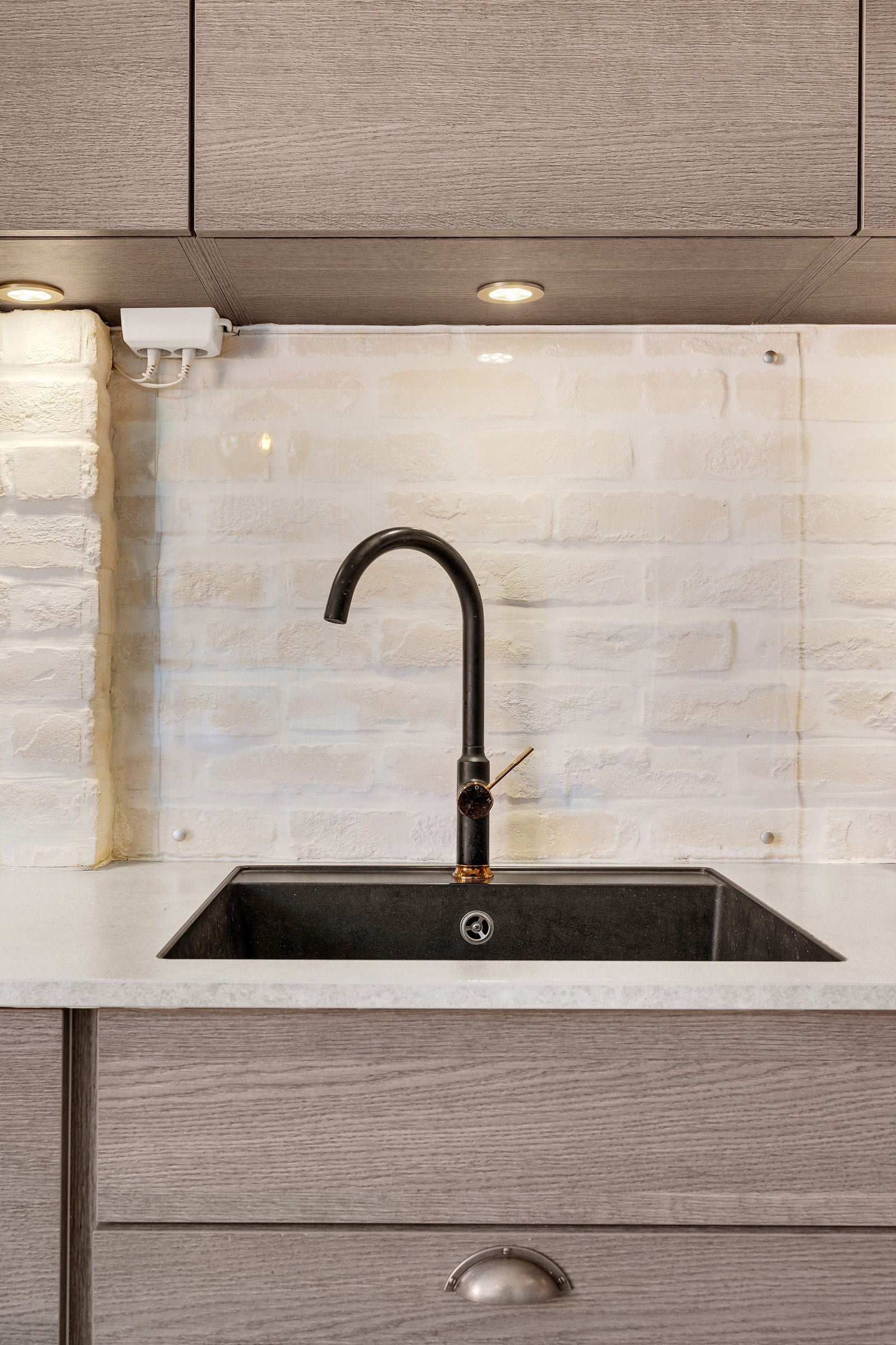 Kjøkkenet har nedfelt kjøkkenkum i svart som gir en fin kontrast til de lyse flatene. Galleribilde