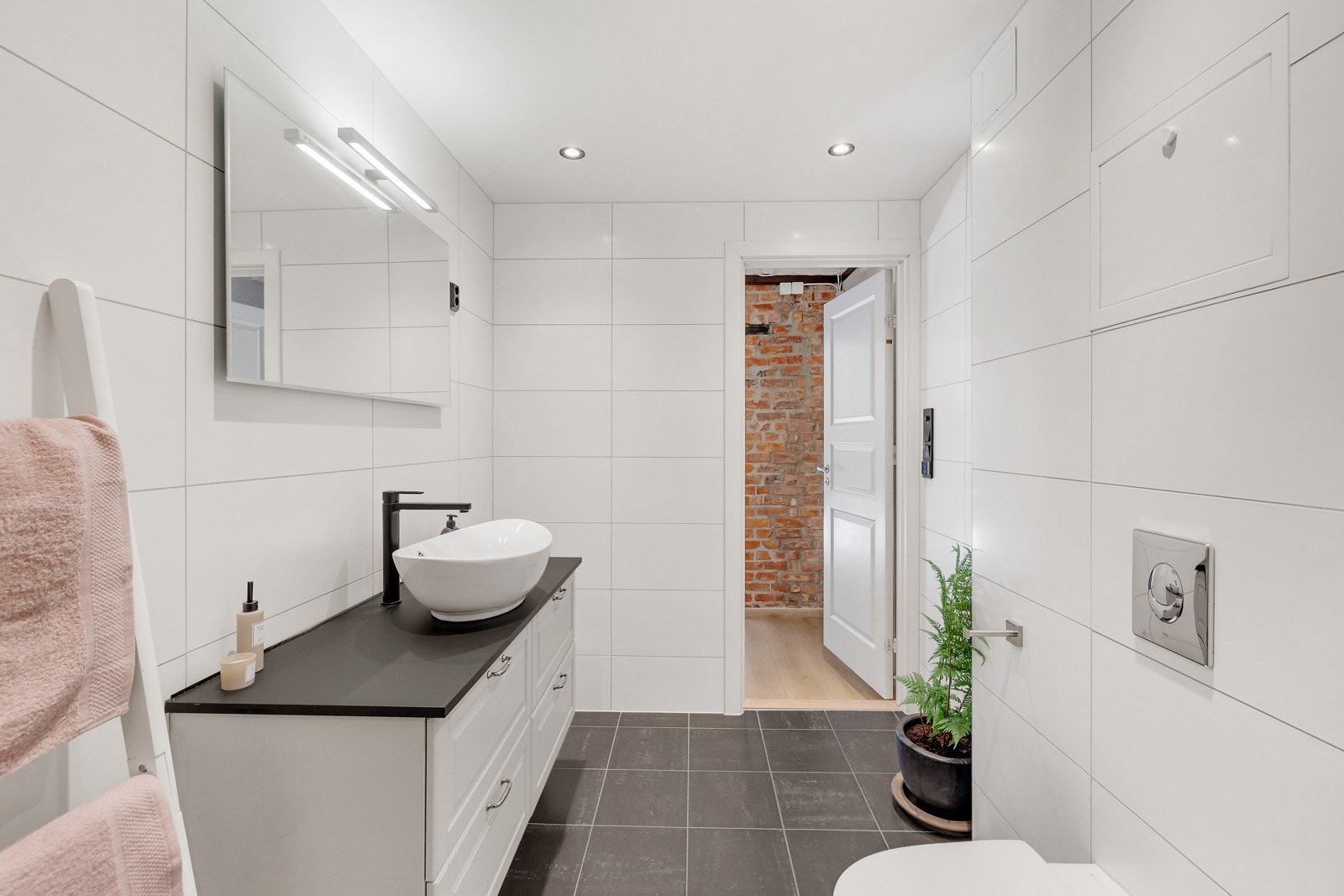 Nymoderne bad med innredning fra 2019 med opplegg for vaskemaskin. Galleribilde