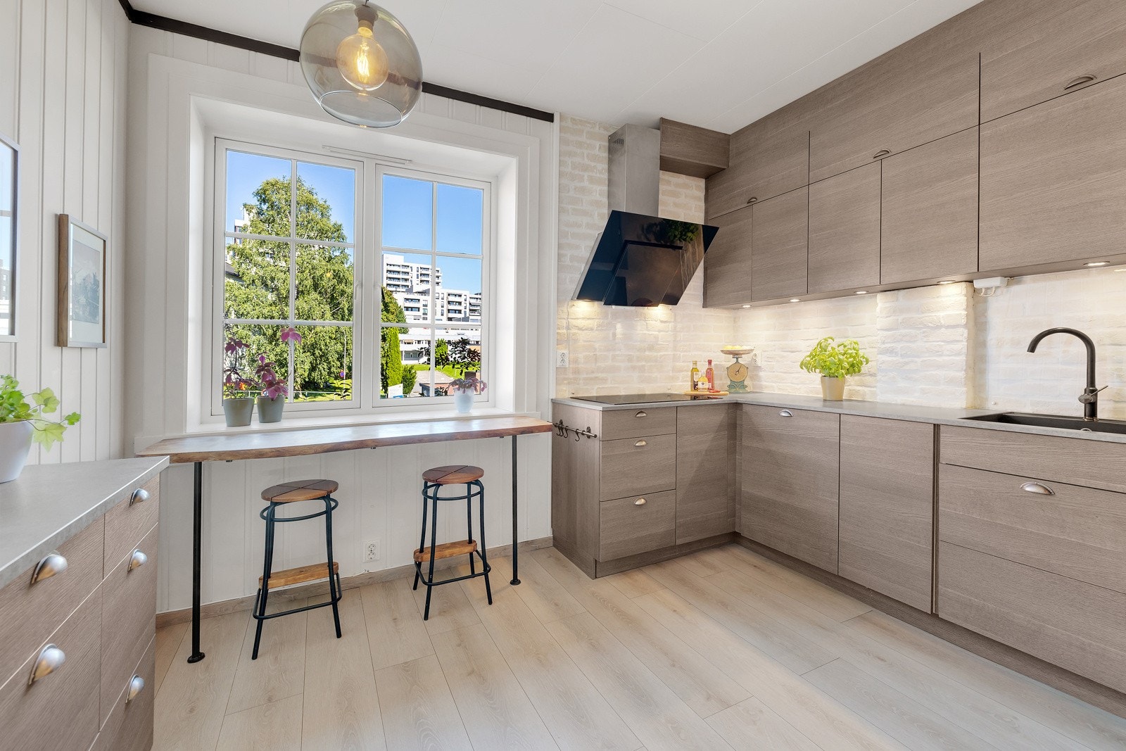 Kjøkkenet har lekre folierte fronter og laminert benkeplate. Galleribilde