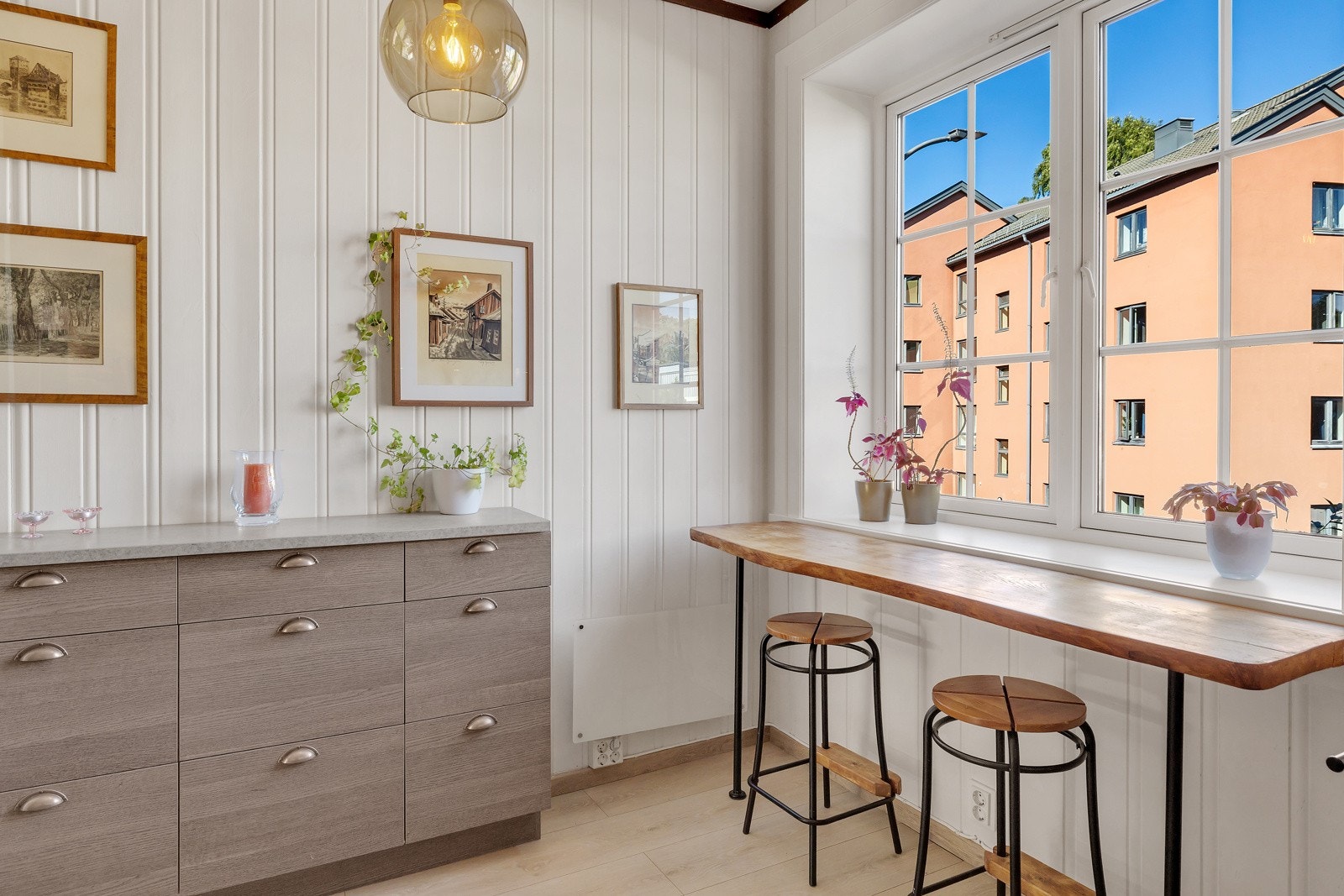 Fint å ta morgenkaffen ved vinduet hvor en får utsikt til nabolaget. Galleribilde