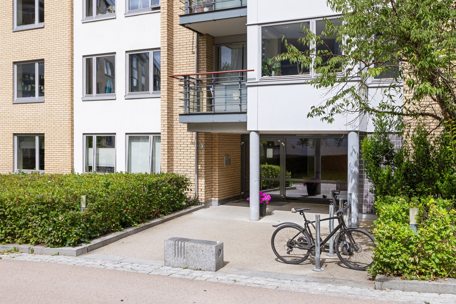 Inngangsparti med plass til oppbevaring av barnevogn og rullator. Galleribilde