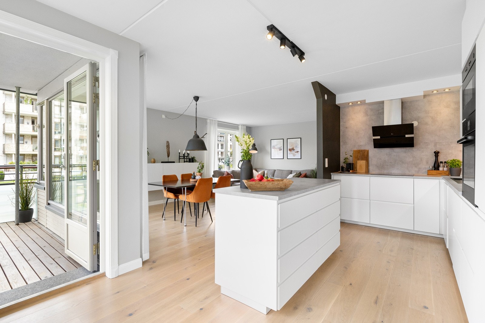 Kjøkkenet har rikelig med skap- og benkeplass, og en praktisk kjøkkenøy. Galleribilde